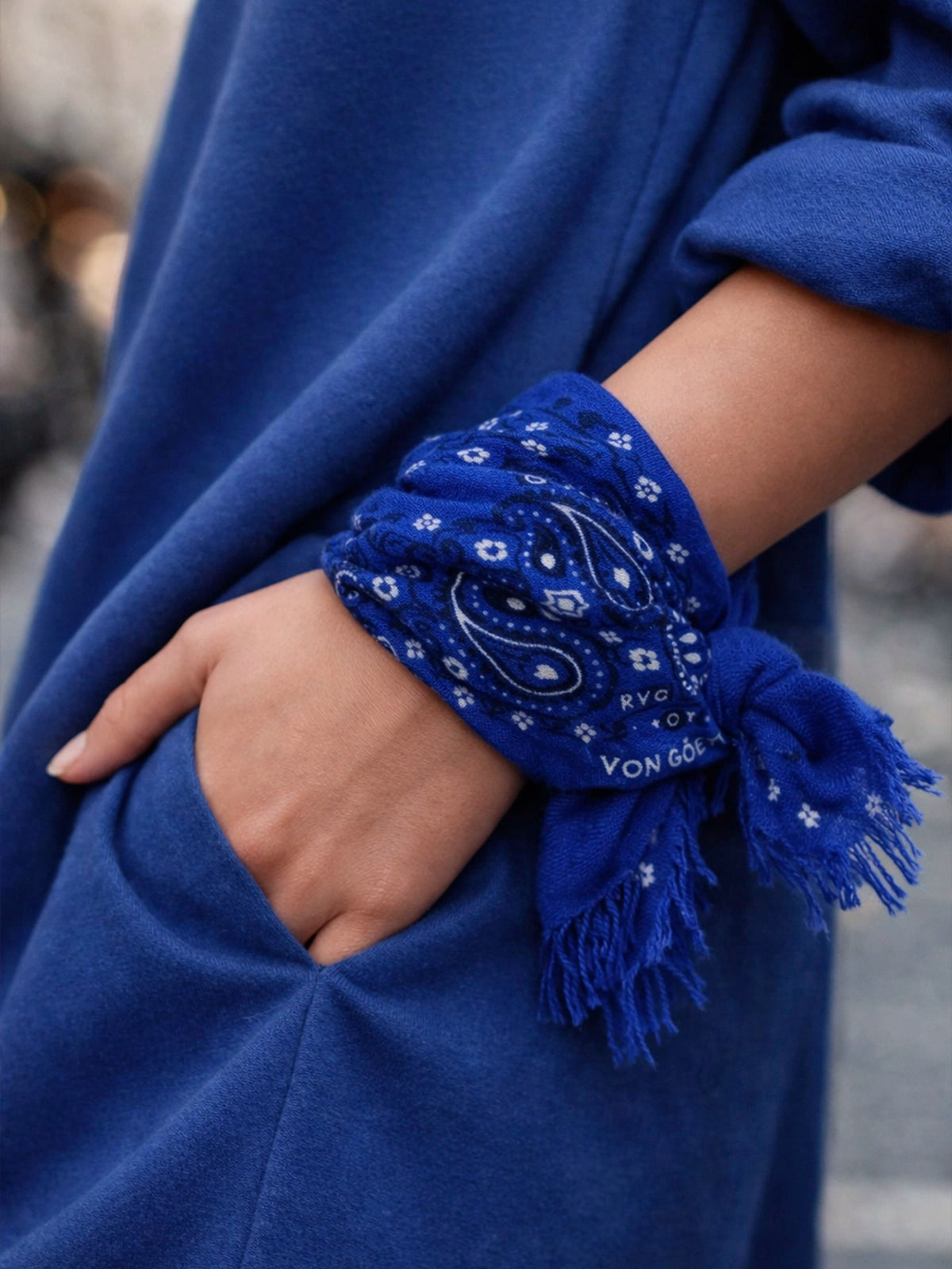 Bandana XXL Sahara Azul Klein de cashmere 100% — pañuelo suave y elegante