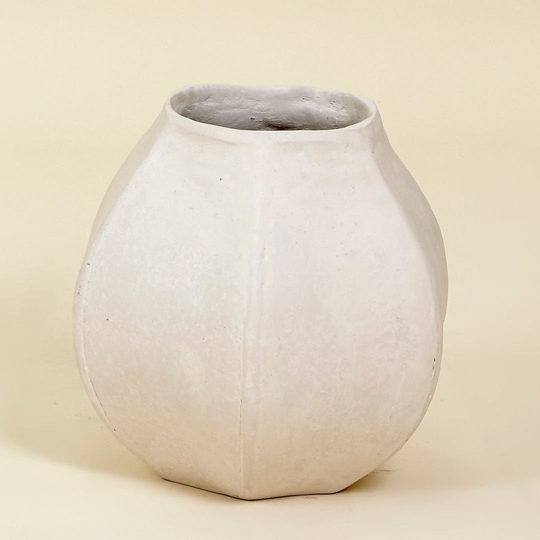 Jarrón facetado papel maché sostenible