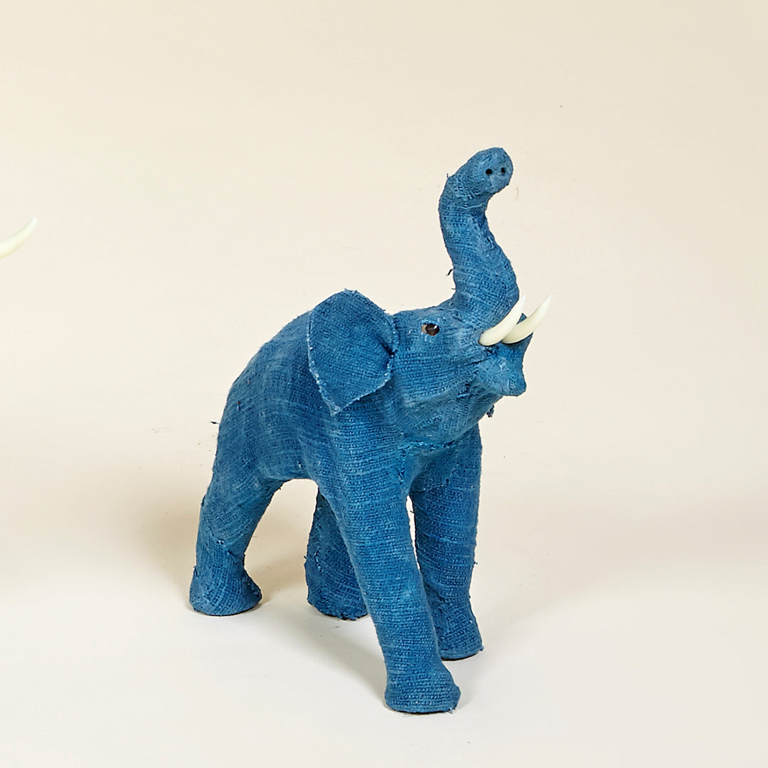Figura elefante tropical de papel mache forrada de algodón con tintes naturales hecho a mano