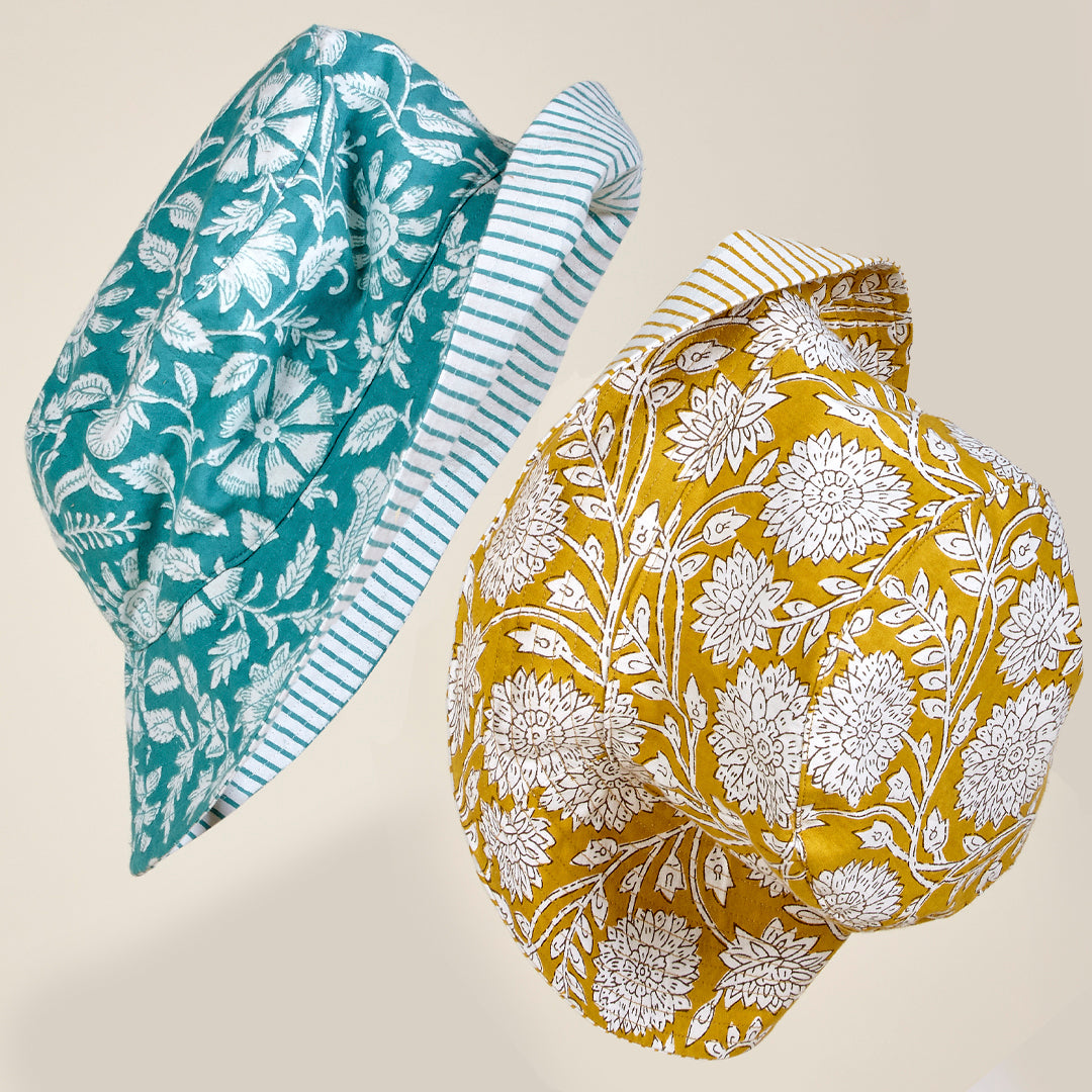 Gorro Rimini flores y rayas de algodón en color turquesa y mostaza reversible