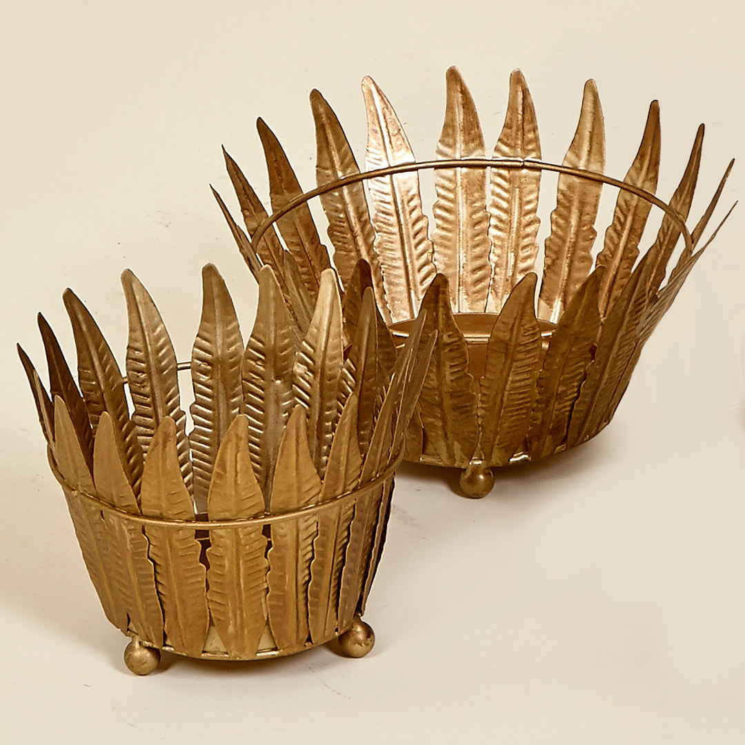 Juego de dos maceteros corona efecto vintage dorado