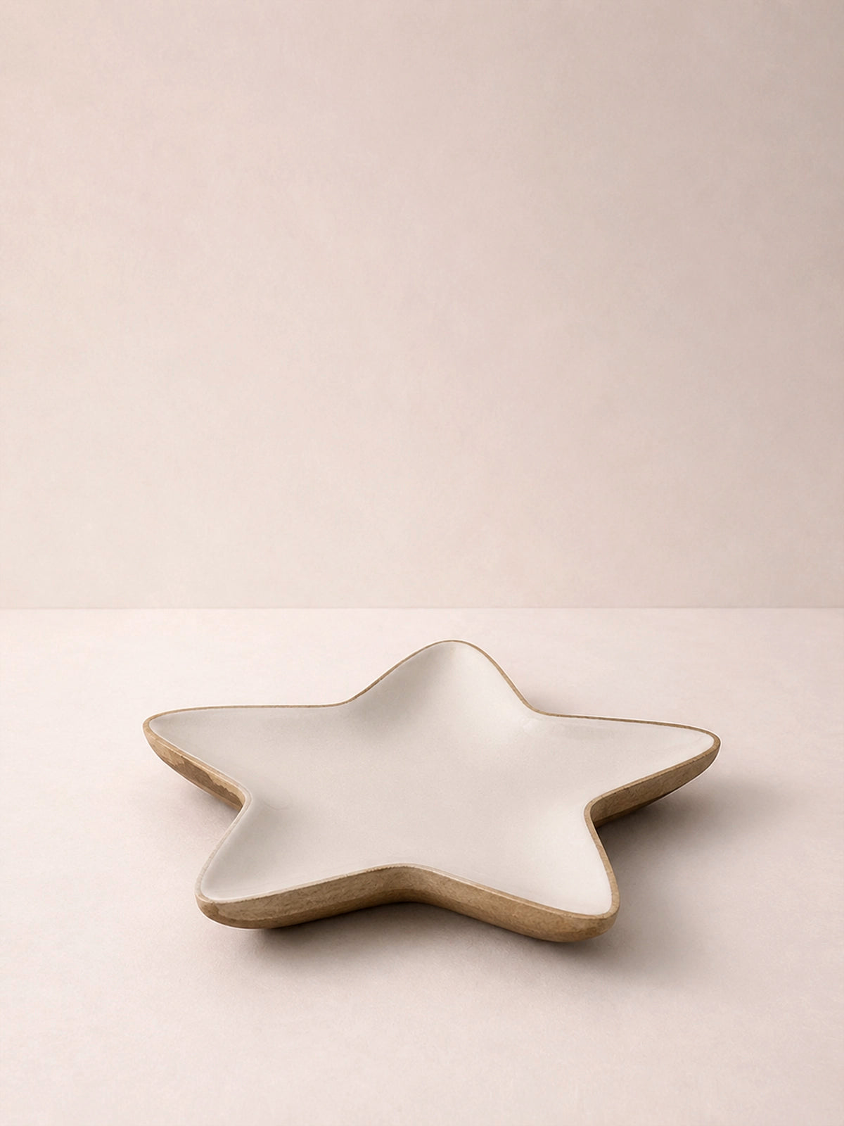 Bandeja estrella de madera de mango con base esmaltada blanca