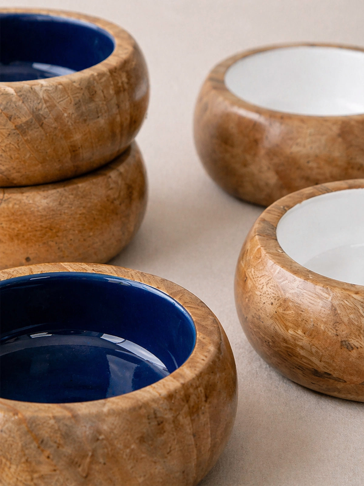 Bol de Madera de Mango con Interior Esmaltado | Cuenco Decorativo en Azul Océano o Blanco para Snacks y Aperitivos