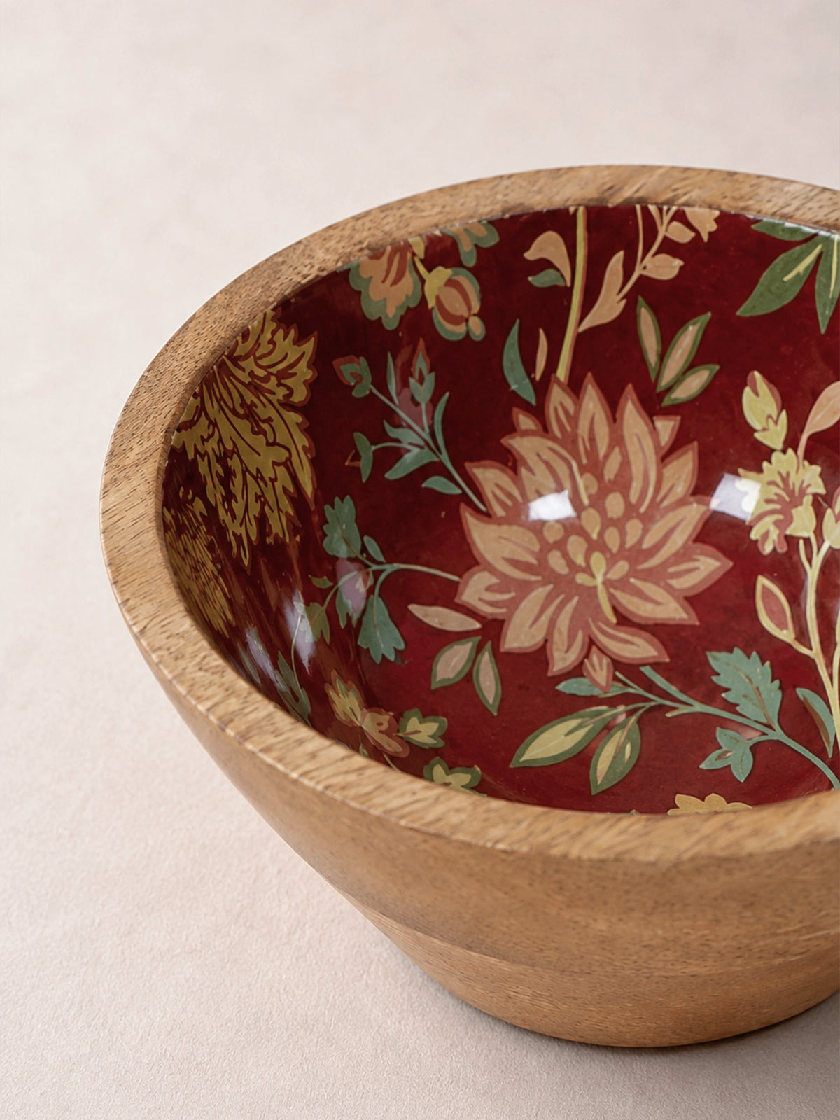 Bol decorativo de madera con estampado floral burdeos