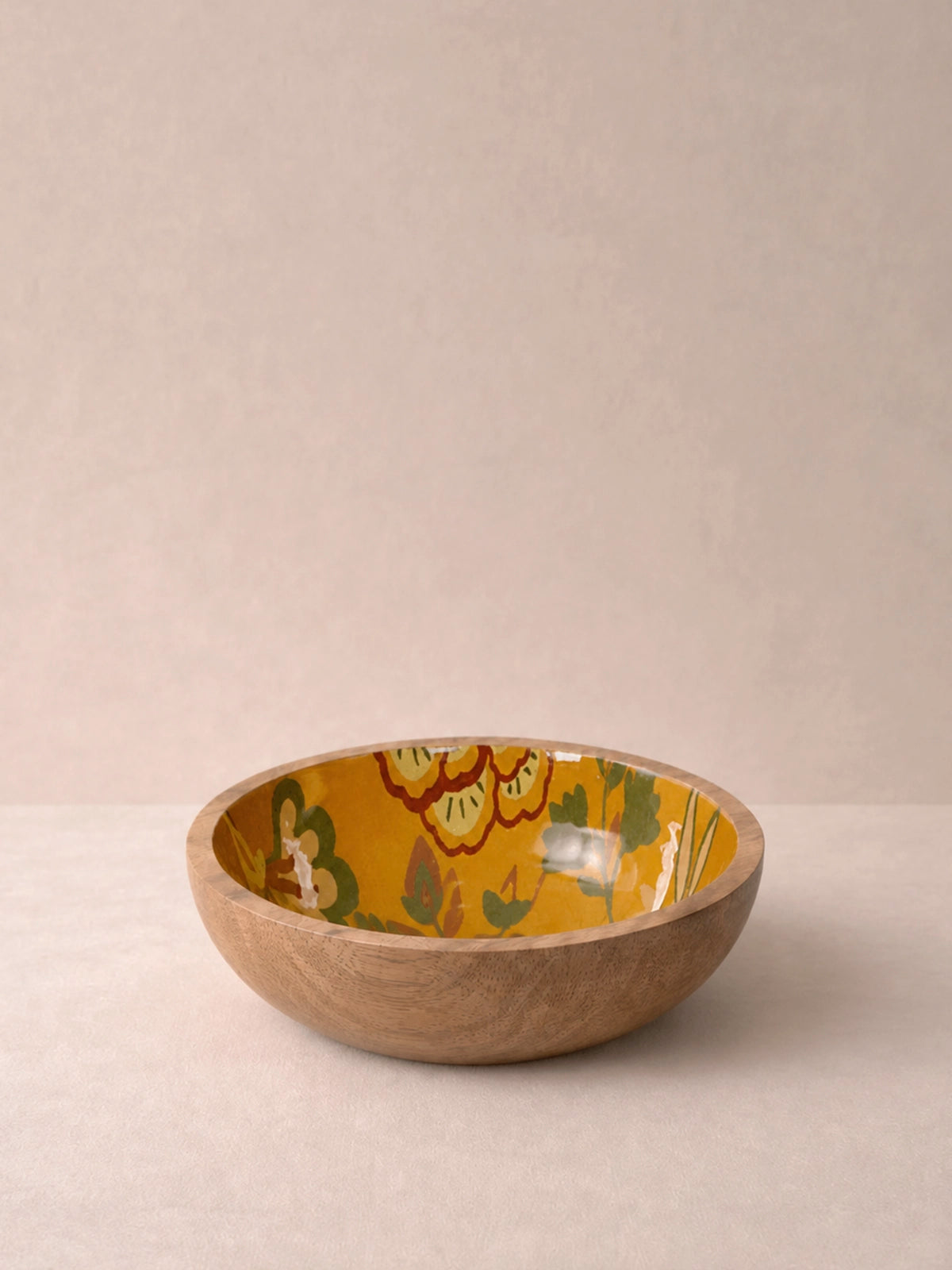Bol decorativo de madera con estampado floral mostaza