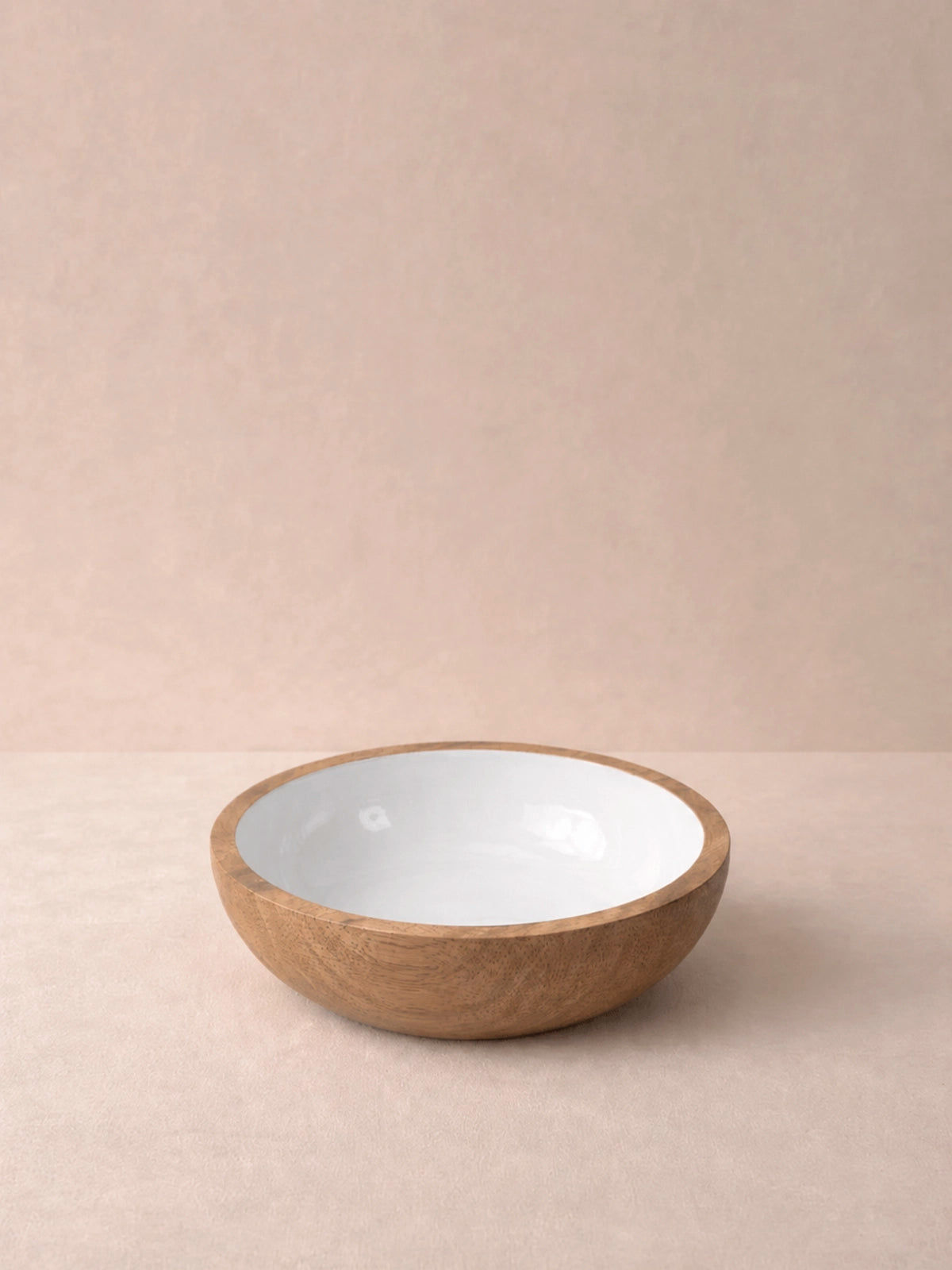 Bol decorativo de madera natural con interior blanco