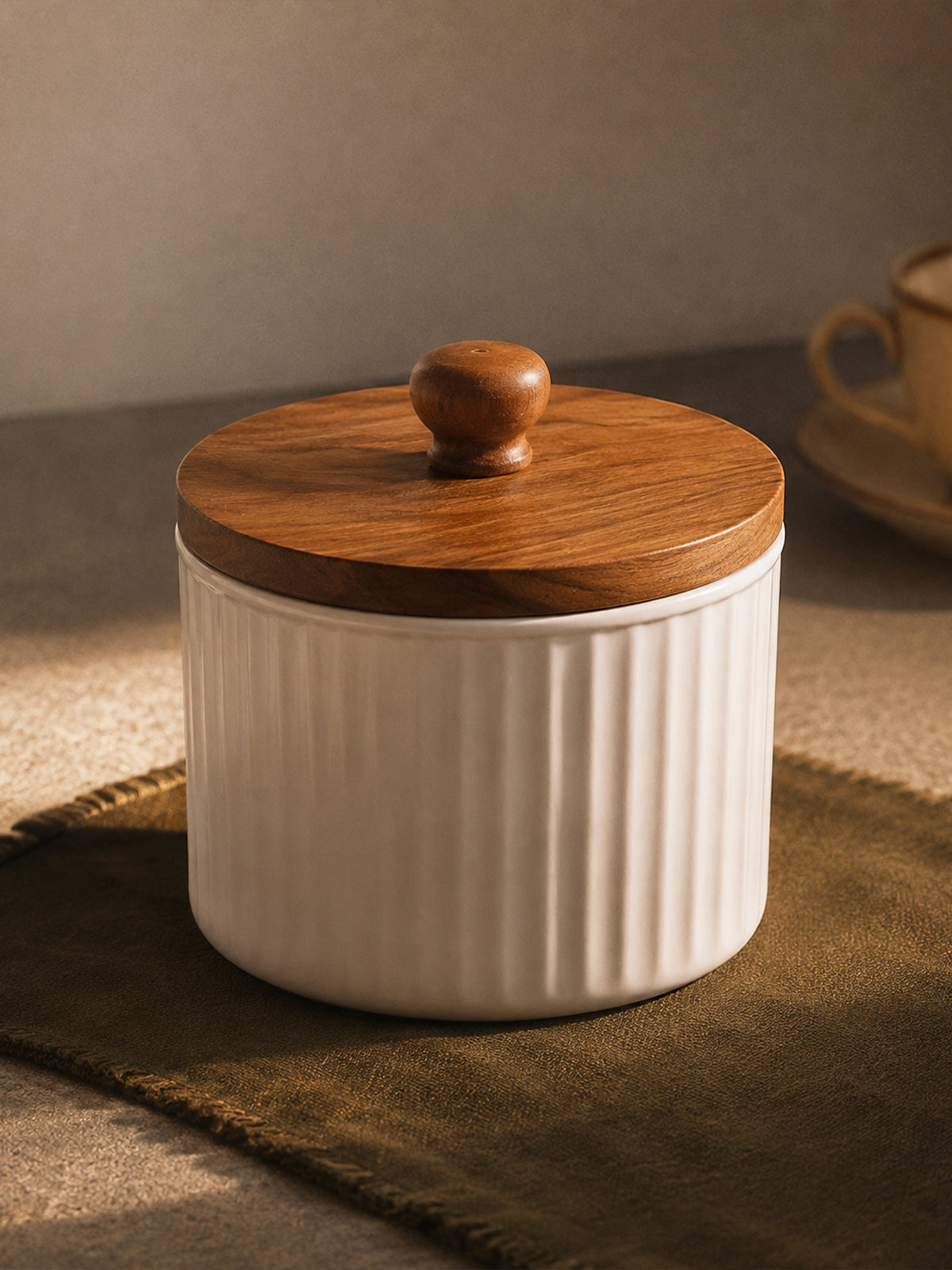 Caja Aura baja de metal blanco con tapa de madera natural decorativa