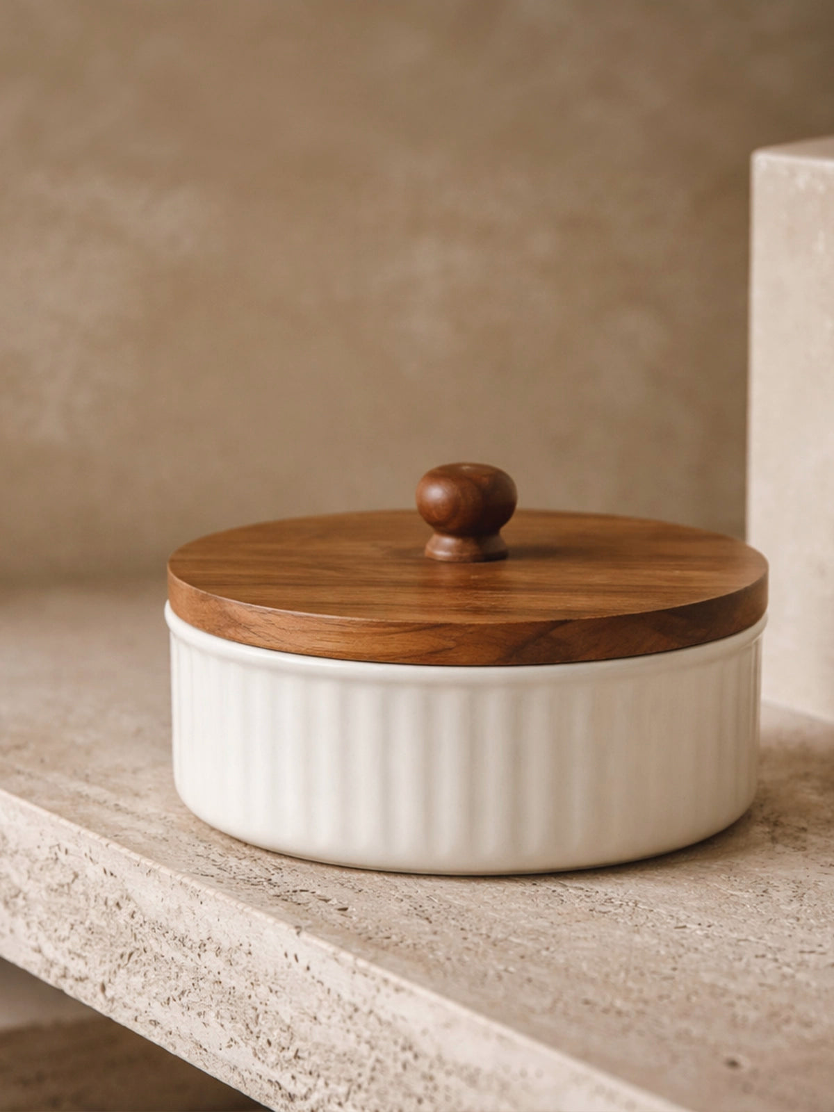 Caja Aura baja de metal blanco con tapa de madera natural decorativa