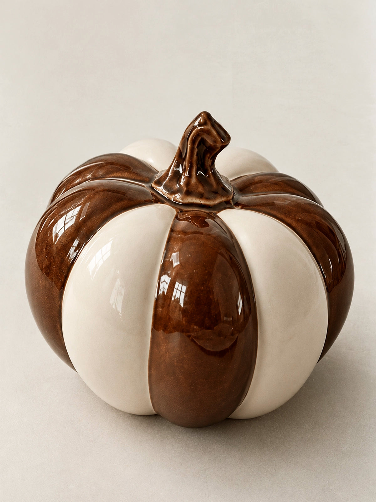 Calabaza Decorativa de Porcelana Marrón y Blanca – 17,5 cm