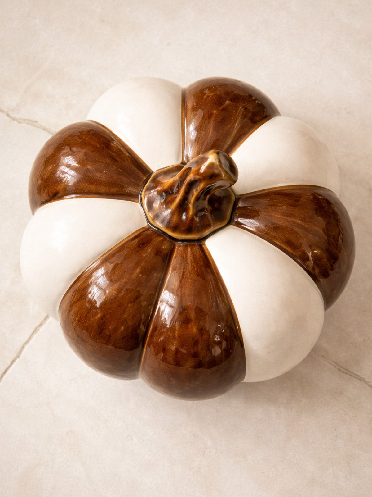 Calabaza Decorativa de Porcelana Marrón y Blanca – 17,5 cm