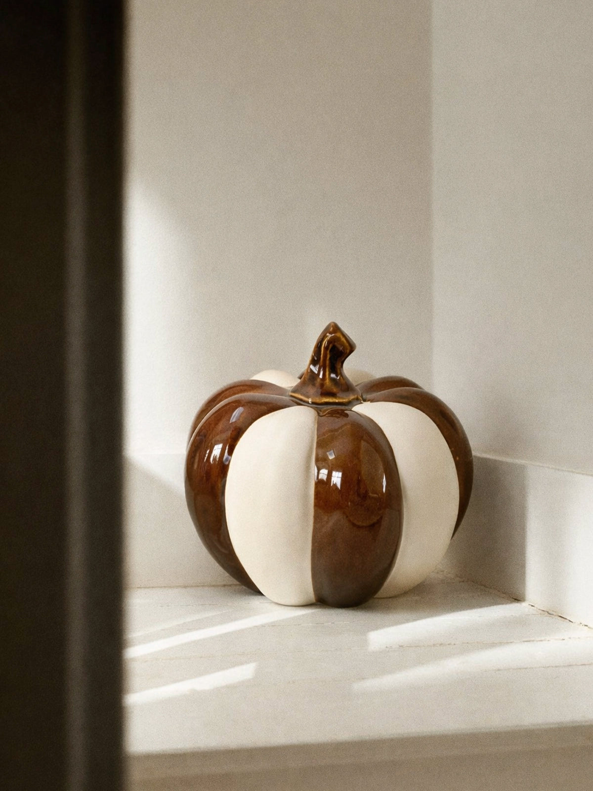 Calabaza Decorativa de Porcelana Marrón y Blanca – 17,5 cm