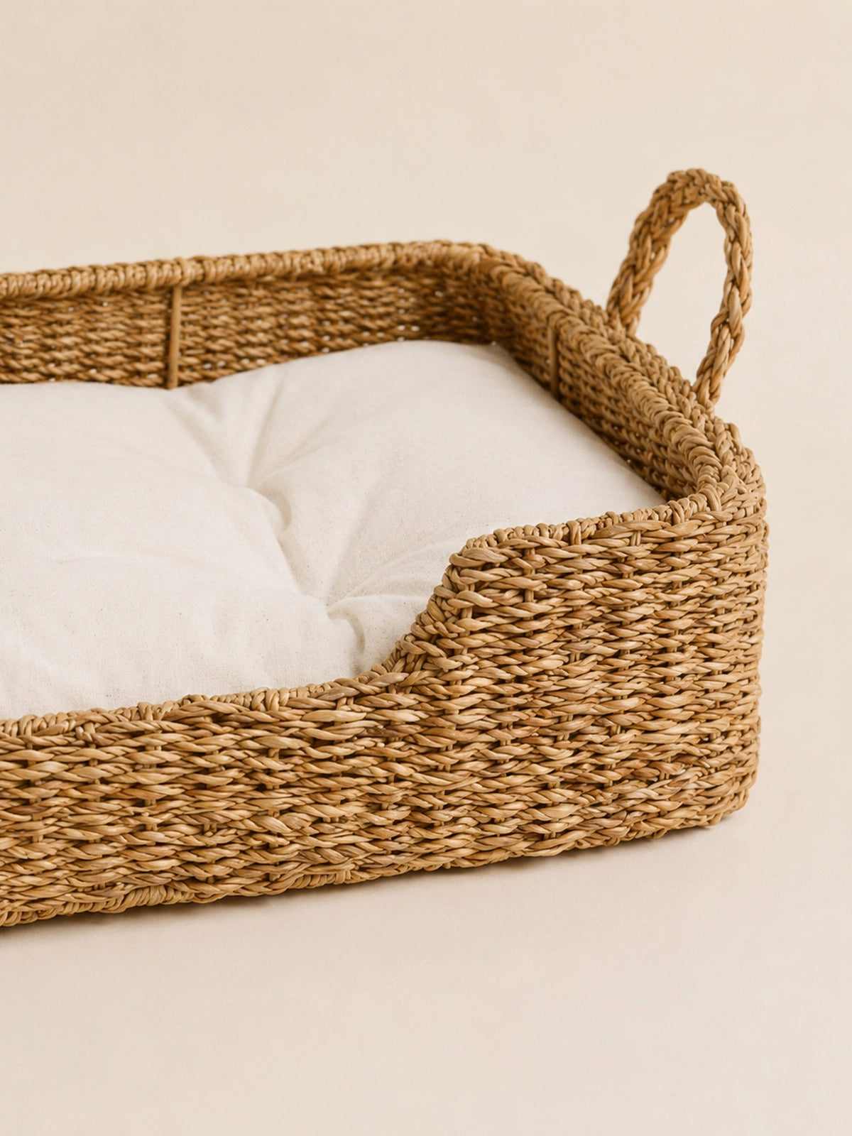 Cama para mascota rectangular de fibra natural con asas 60x45x15 cm