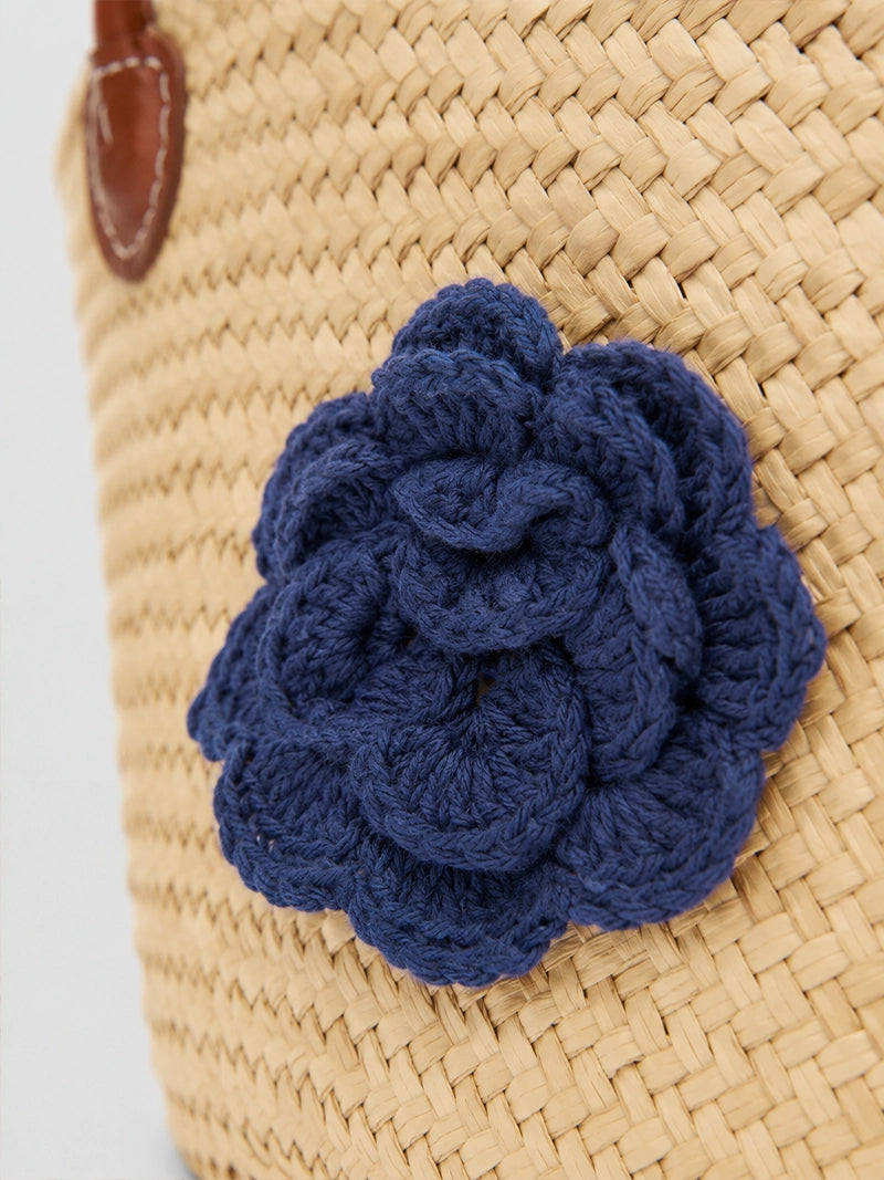 Capazo de paja handmade con flor de crochet y asas marrones – 66 x 43 cm