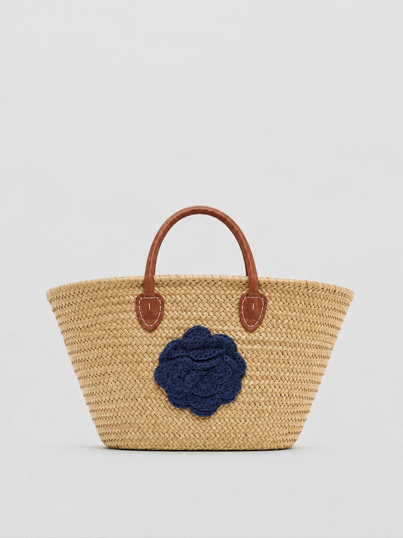 Capazo de paja handmade con flor de crochet y asas marrones – 66 x 43 cm