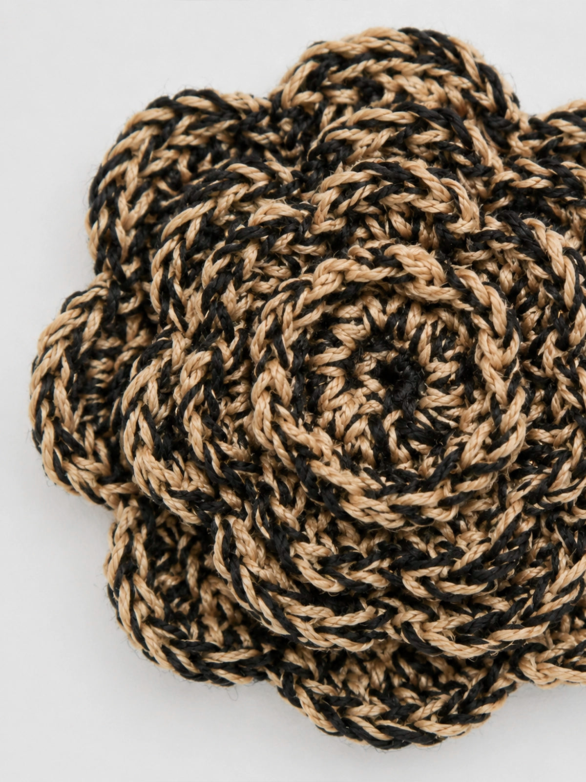 Capazo de paja handmade con flor de crochet y asas negras – 66 x 43 cm