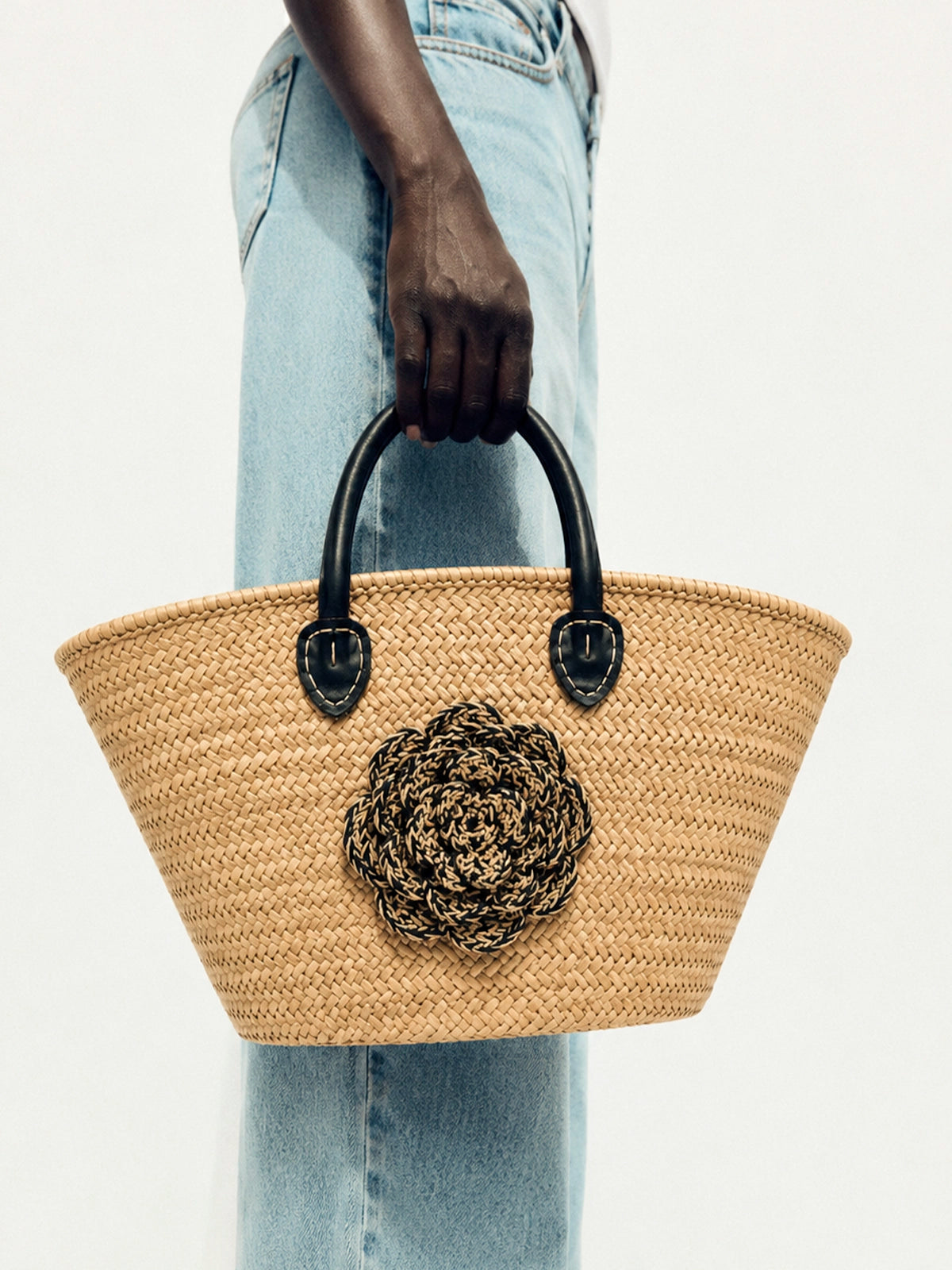 Capazo de paja handmade con flor de crochet y asas negras – 66 x 43 cm