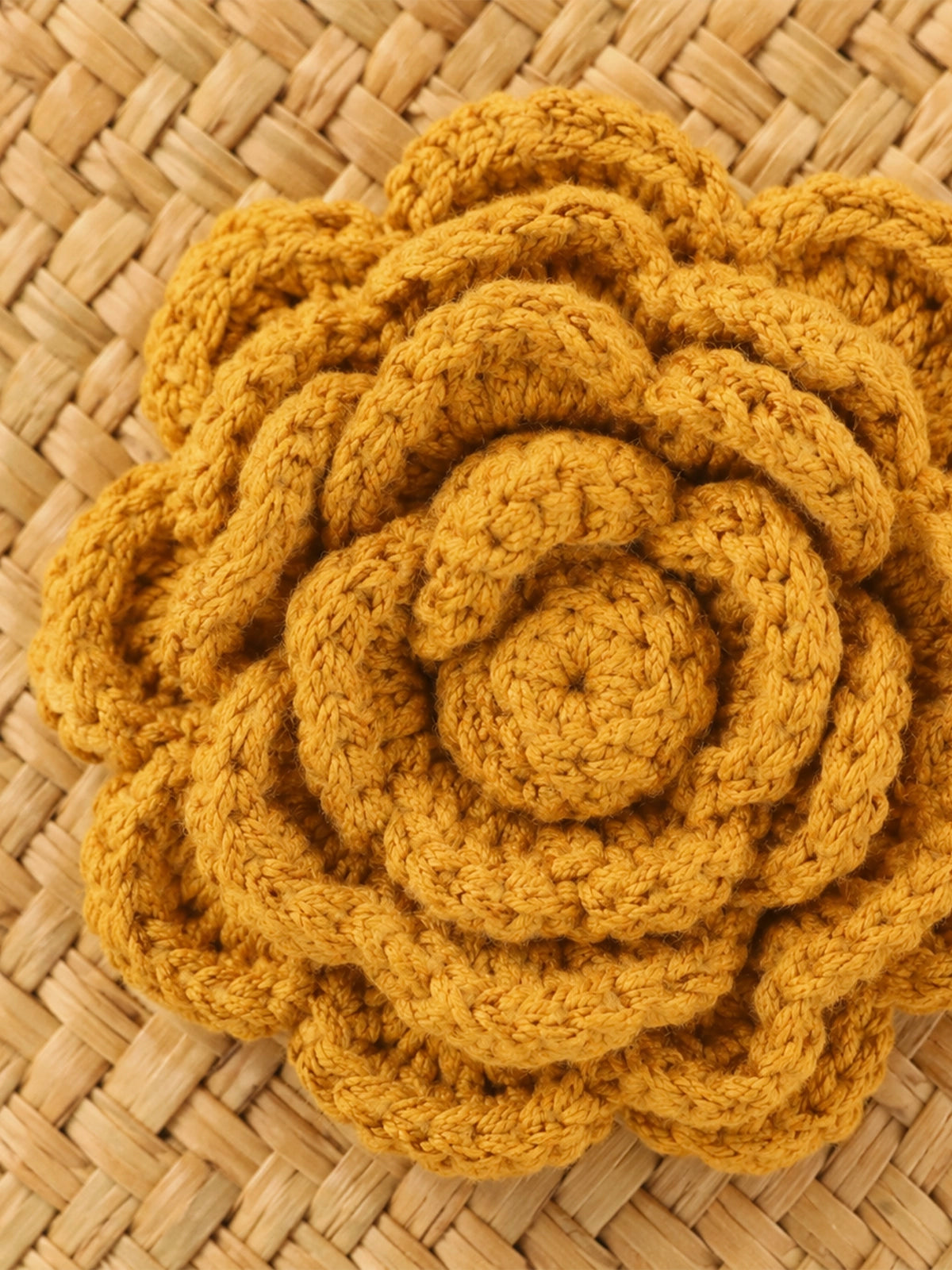 Capazo de paja handmade con flor de crochet y asas verdes – 66 x 43 cm