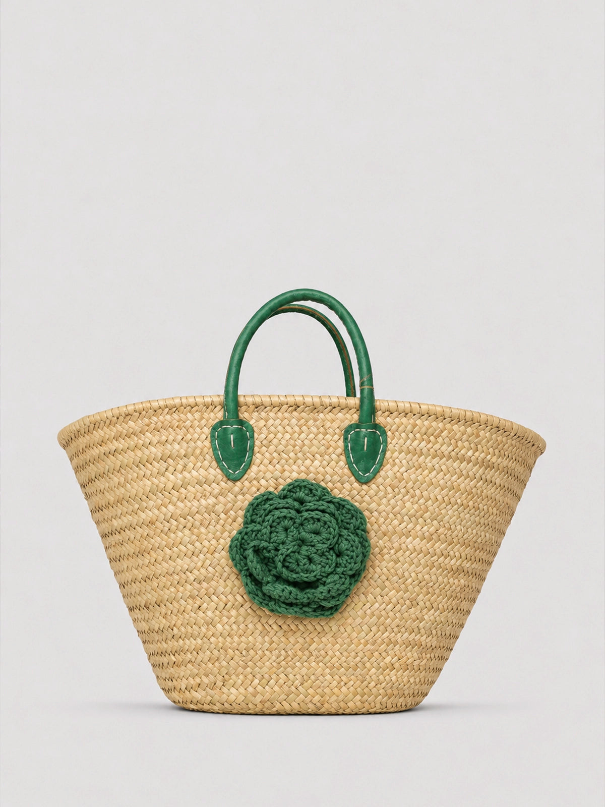 Capazo de paja handmade con flor de crochet y asas verdes – 66 x 43 cm