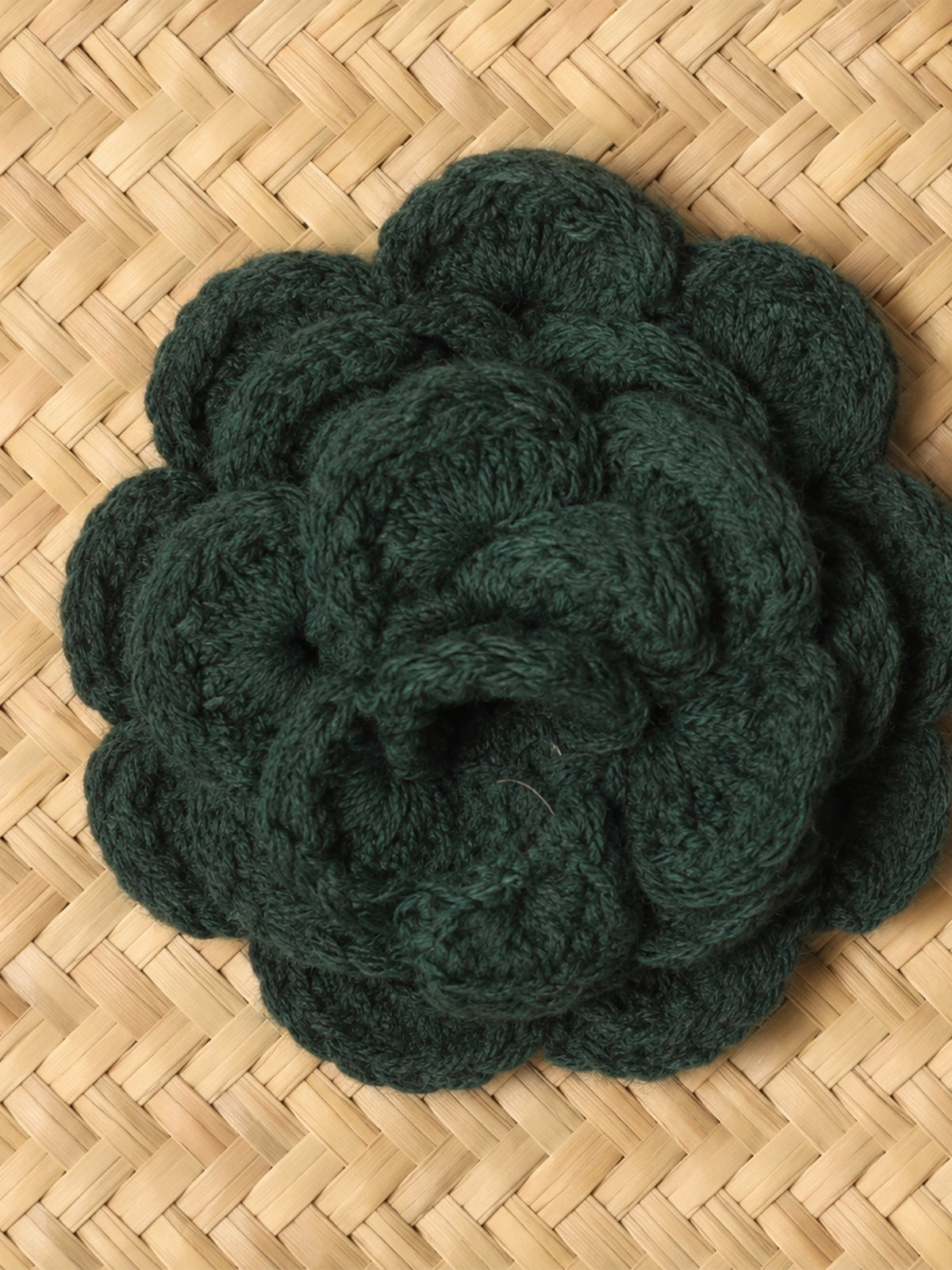 Capazo de paja handmade con flor de crochet y asas verdes – 66 x 43 cm