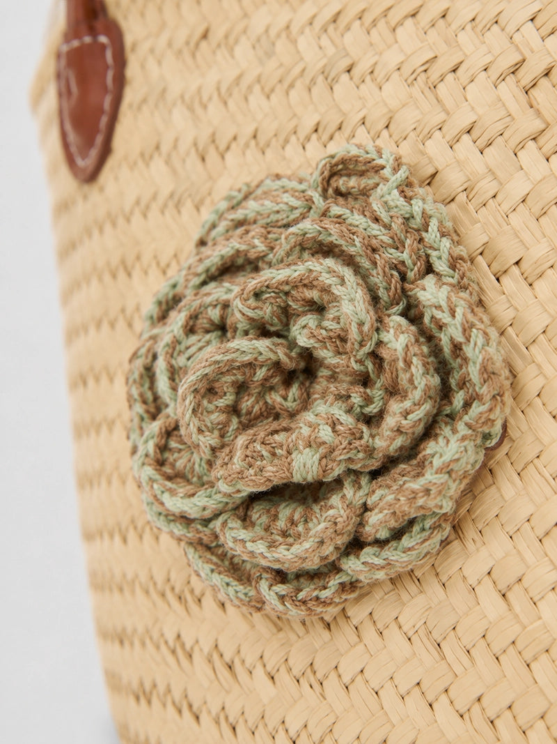 Capazo de paja handmade con flor de crochet y asas marrones – 66 x 43 cm