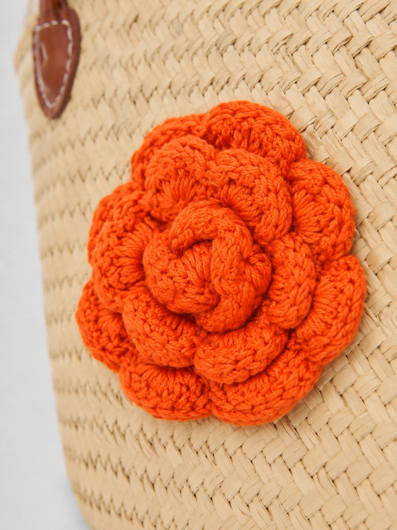Capazo de paja handmade con flor de crochet y asas marrones – 66 x 43 cm