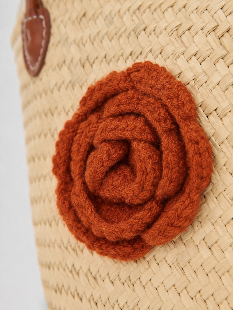 Capazo de paja handmade con flor de crochet y asas marrones – 66 x 43 cm