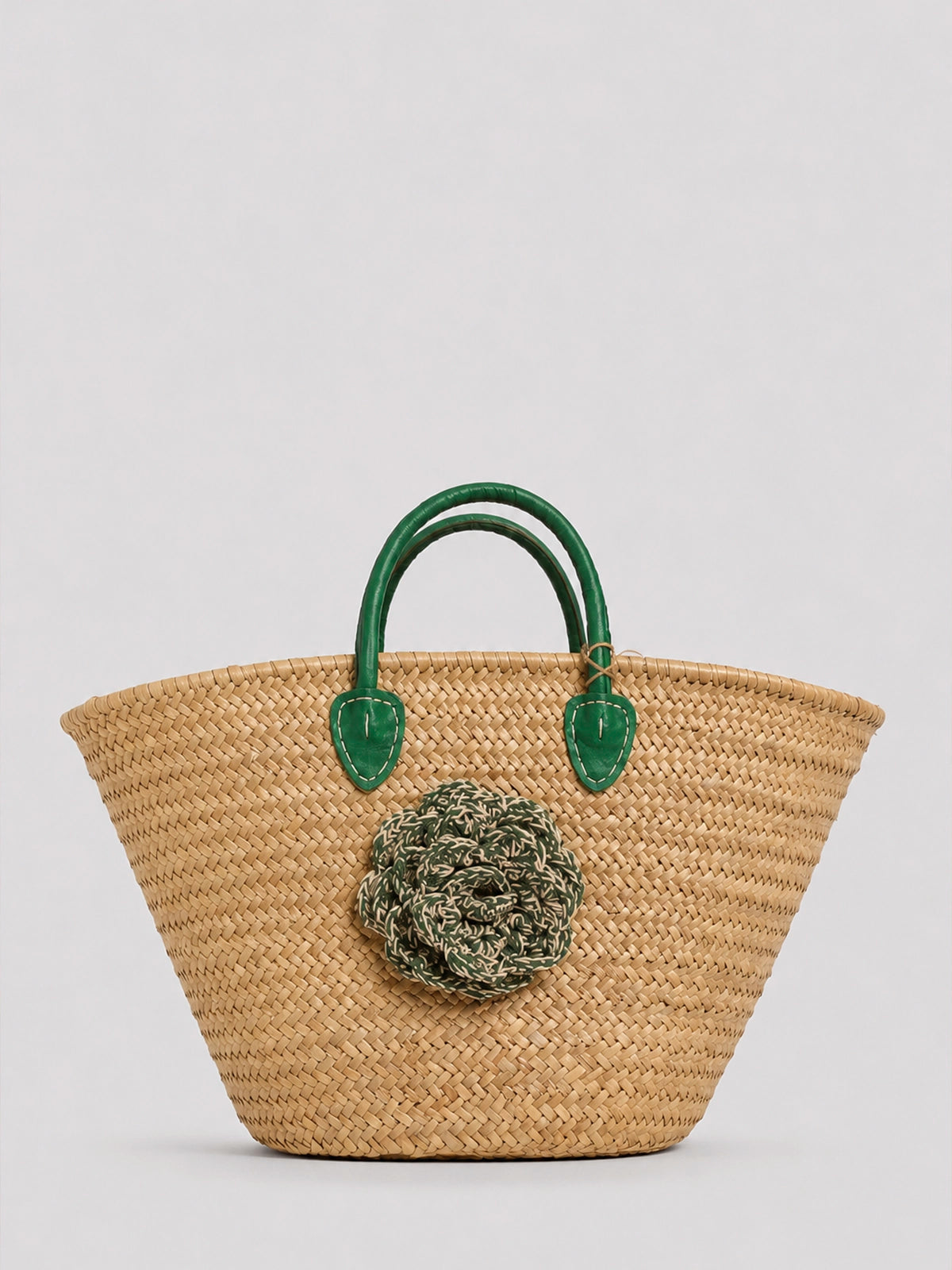 Capazo de paja handmade con flor de crochet y asas verdes – 66 x 43 cm