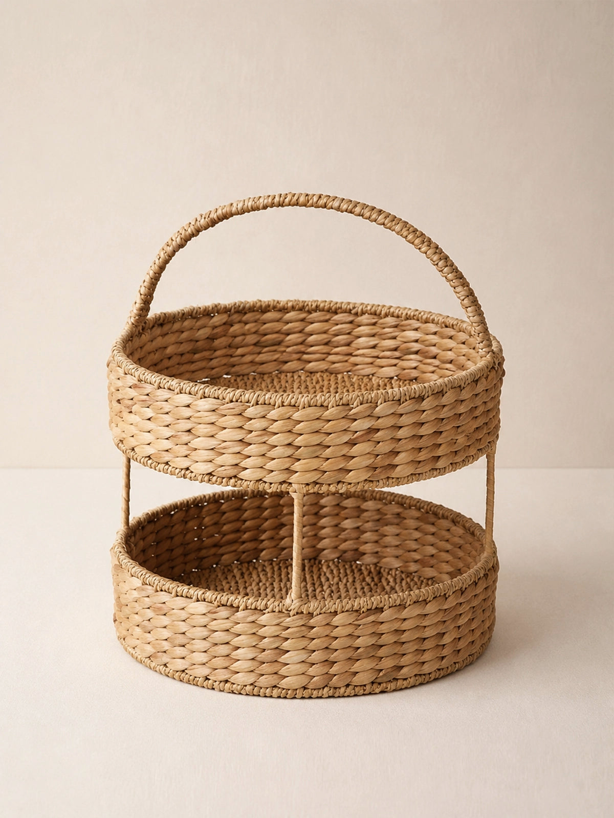 Cesta Bali de dos niveles en fibra natural con asa artesanal