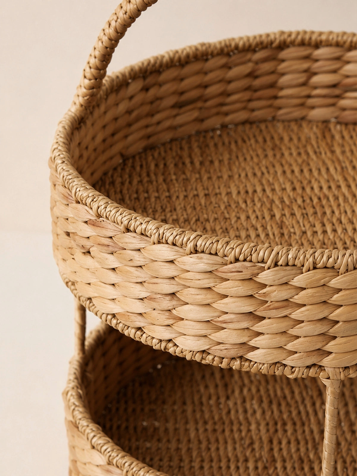 Cesta Bali de dos niveles en fibra natural con asa artesanal