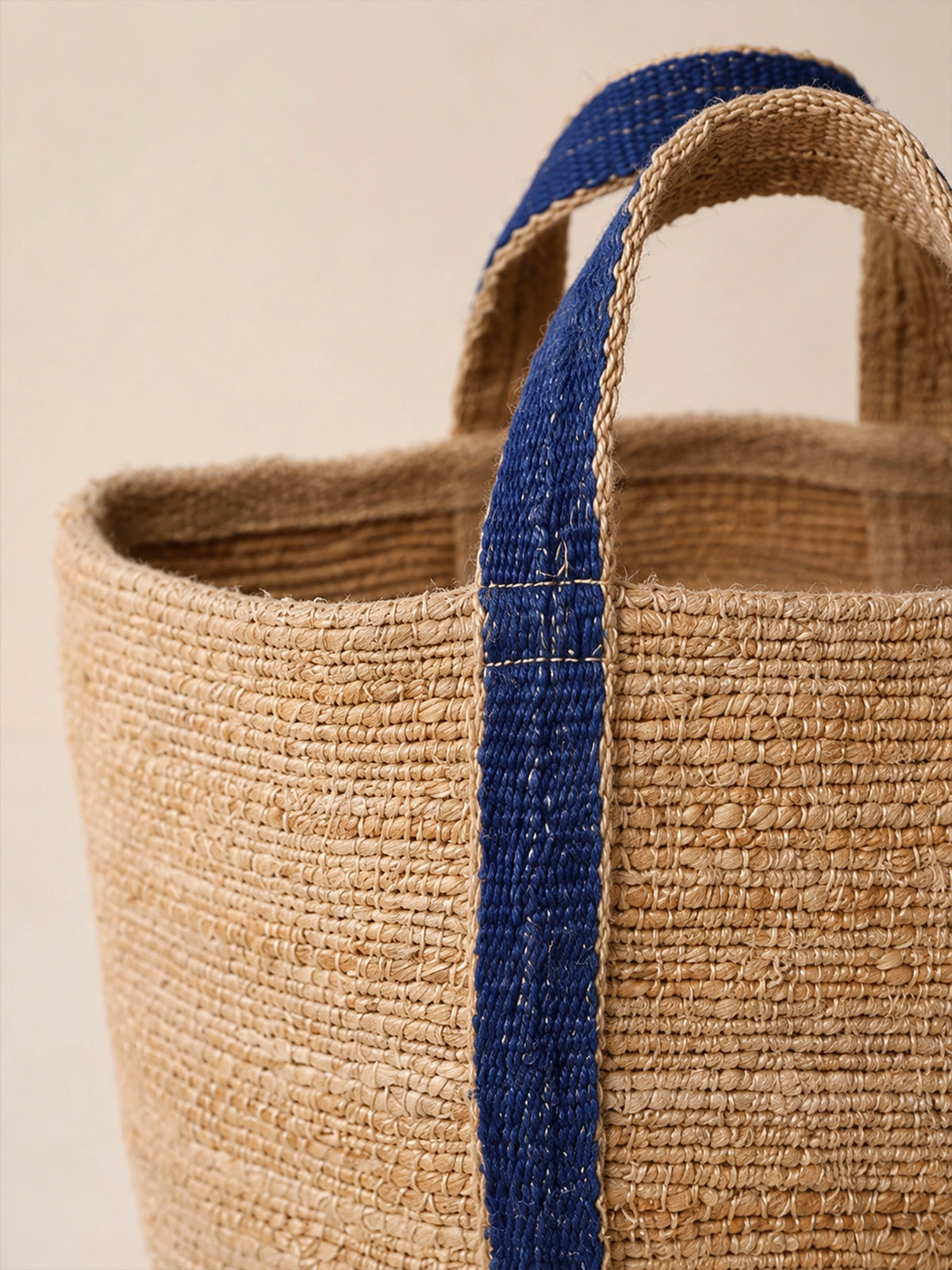 Cesta Portofino de yute natural con la asa en color azul índigo