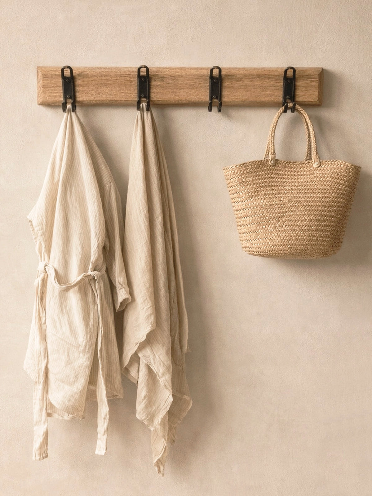 Colgador Atlas de pared madera de mango con 4 ganchos metálicos negros