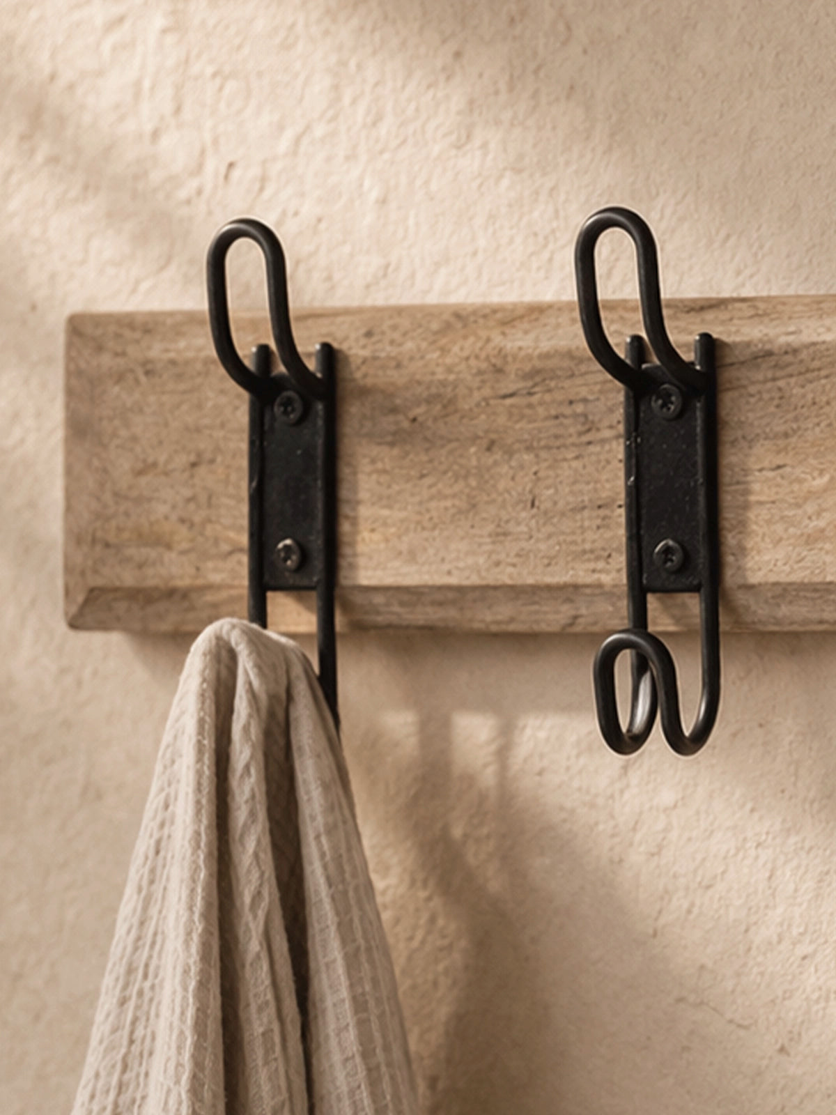 Colgador Atlas de pared madera de mango con 4 ganchos metálicos negros