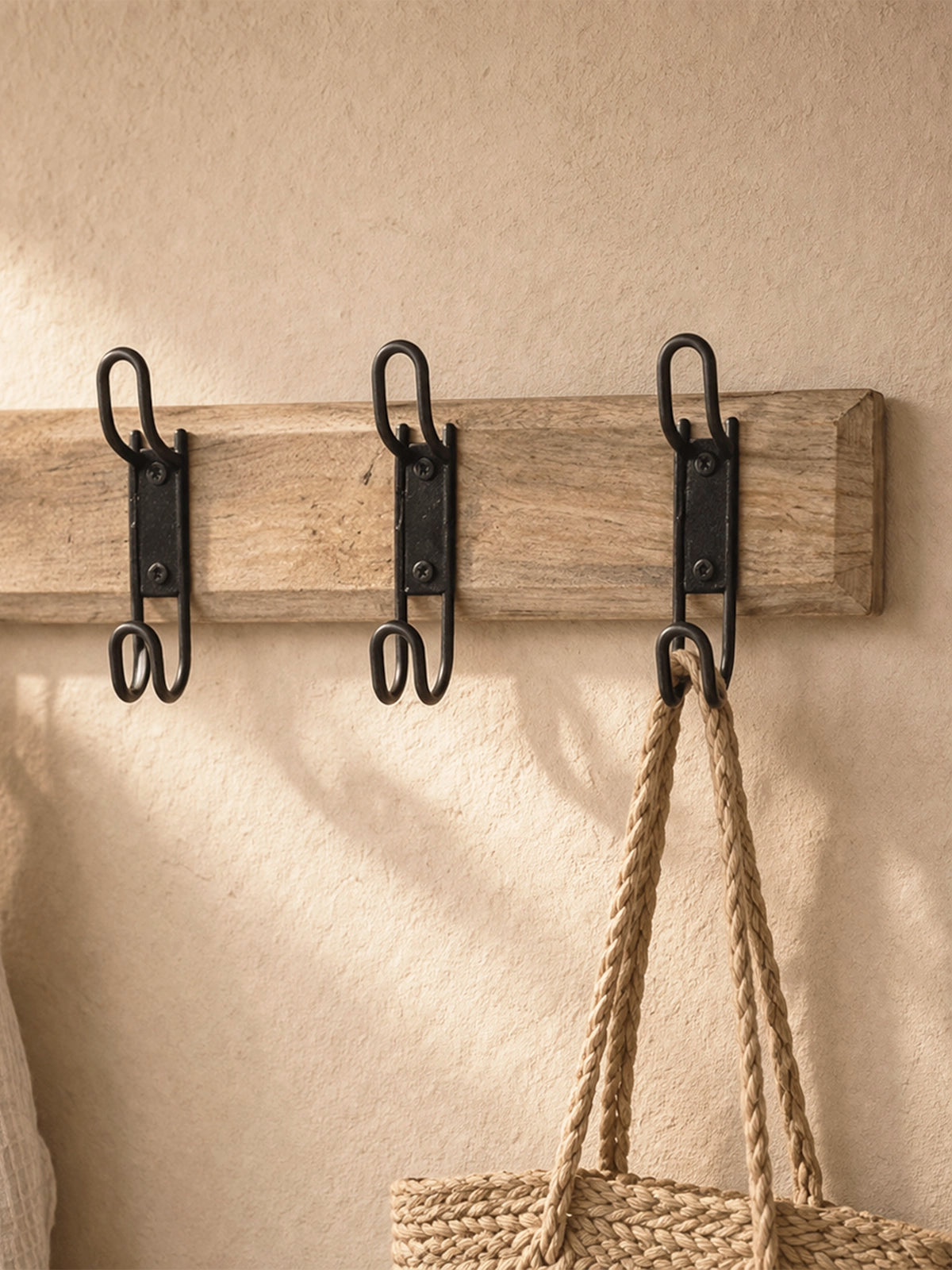 Colgador Atlas de pared madera de mango con 4 ganchos metálicos negros