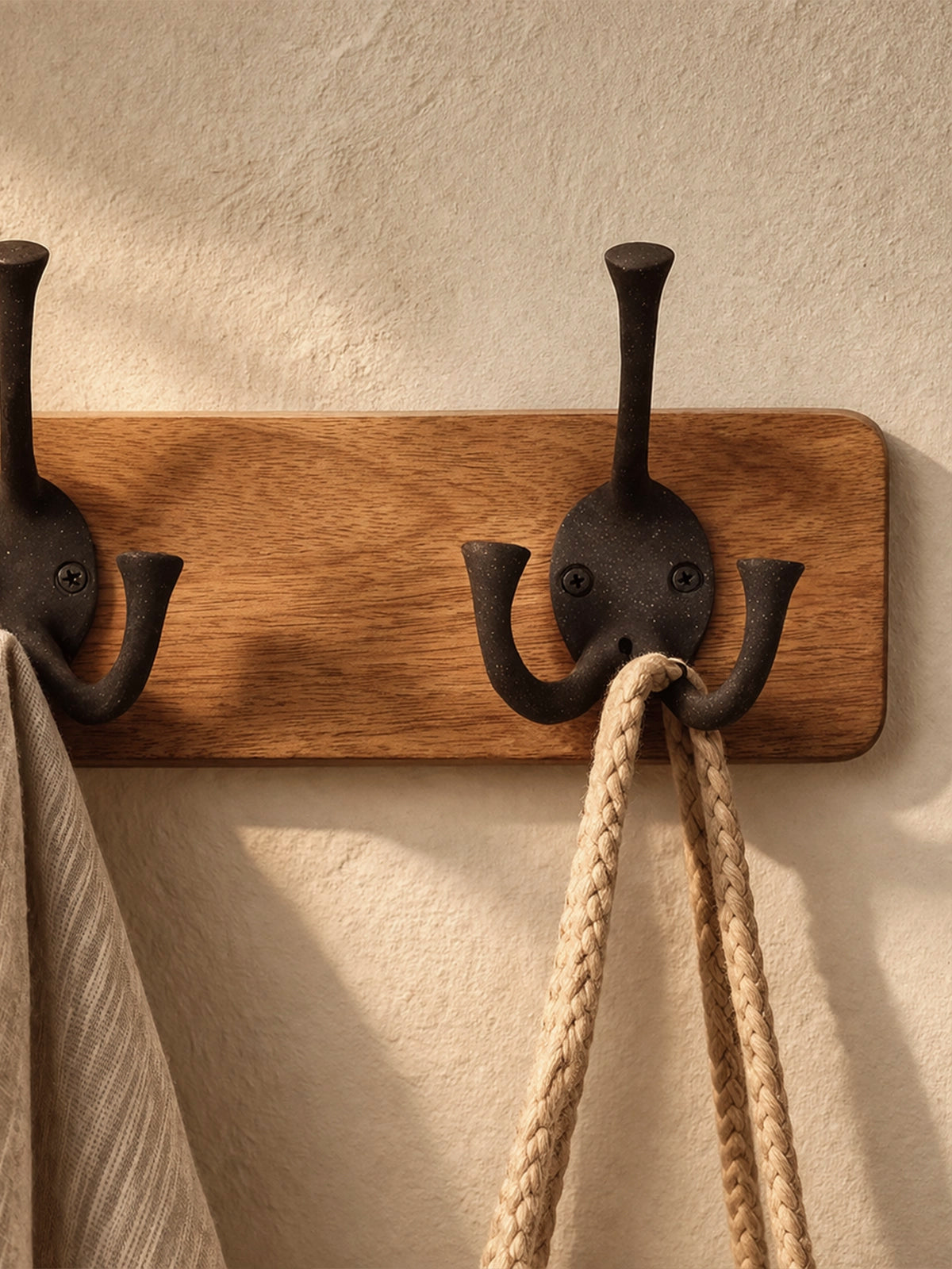 Colgador mini Atlas de pared madera de mango con 2 ganchos metálicos