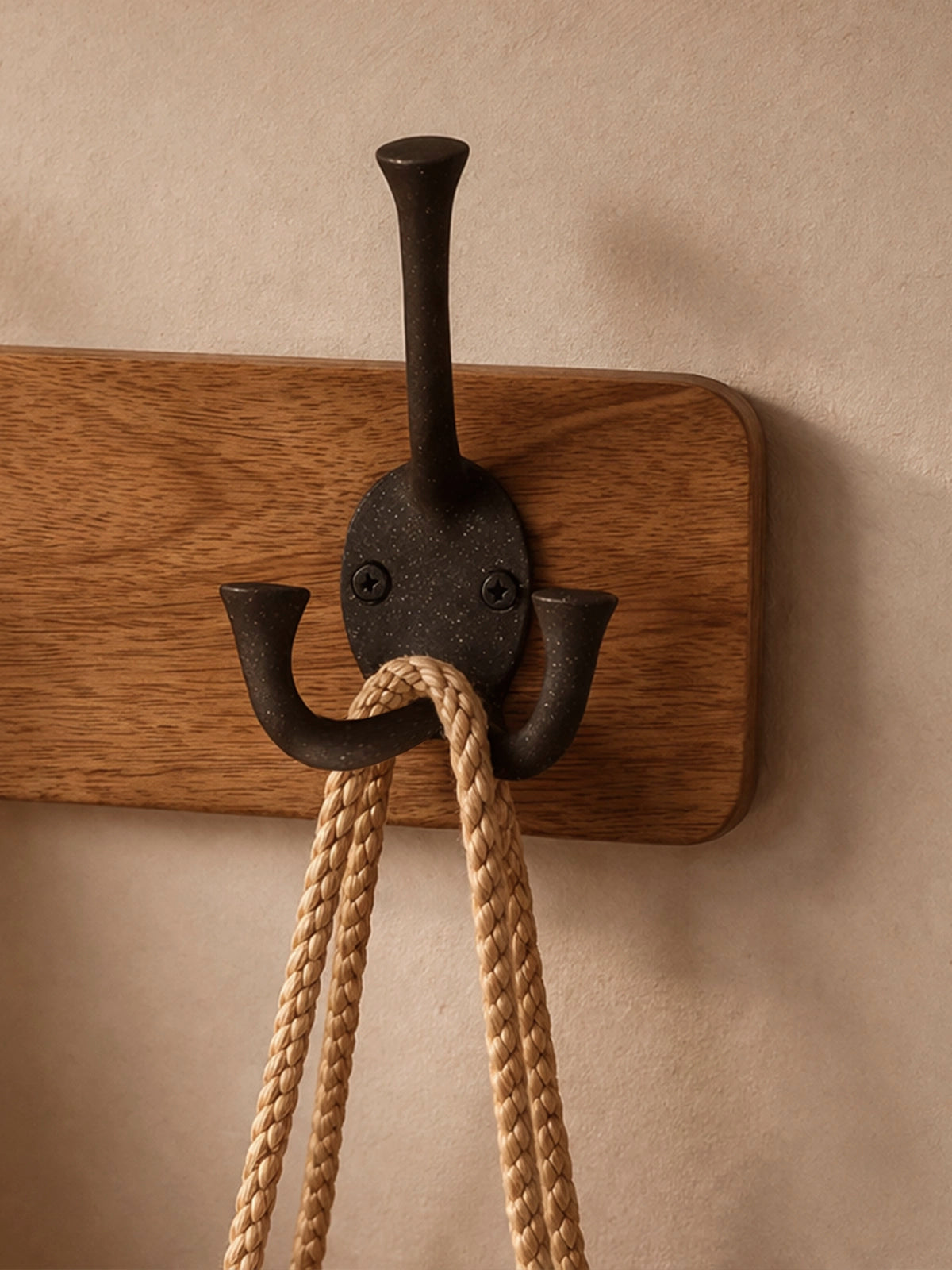 Colgador mini Atlas de pared madera de mango con 2 ganchos metálicos