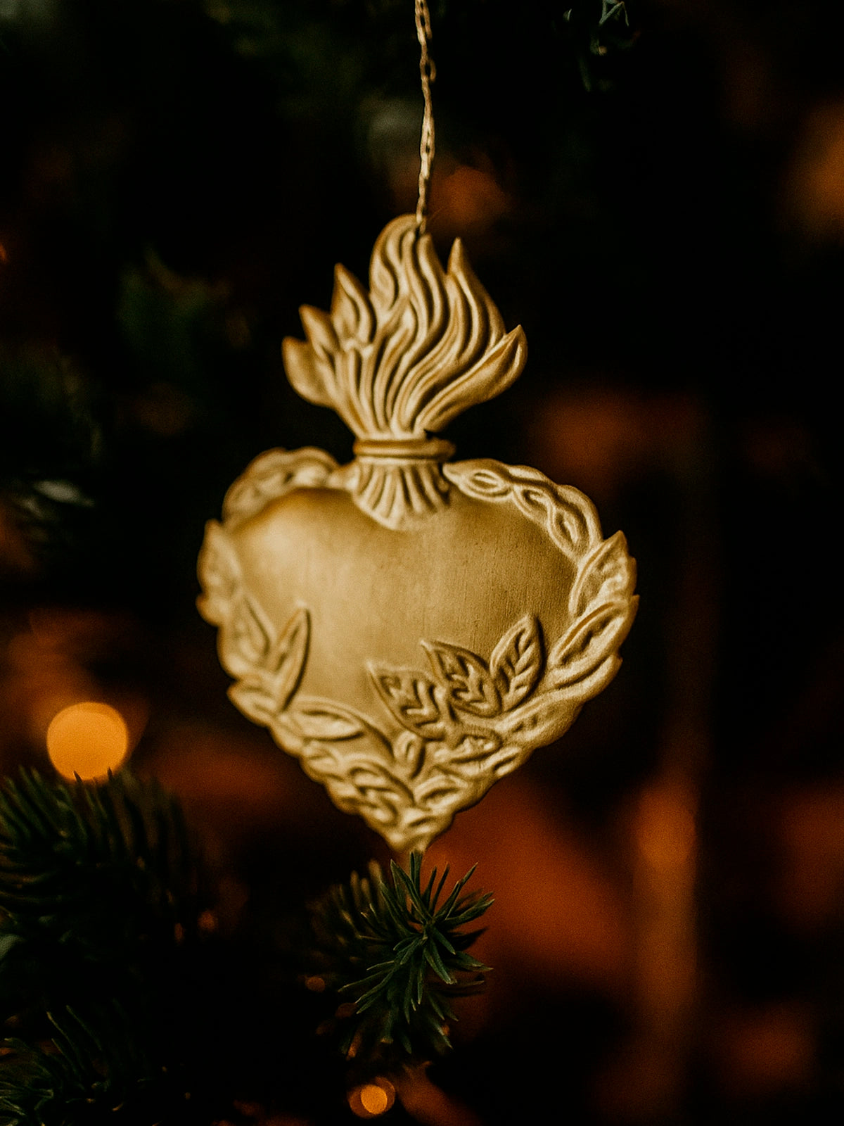 Colgante corazón con fuego Exvoto dorado estilo vintage