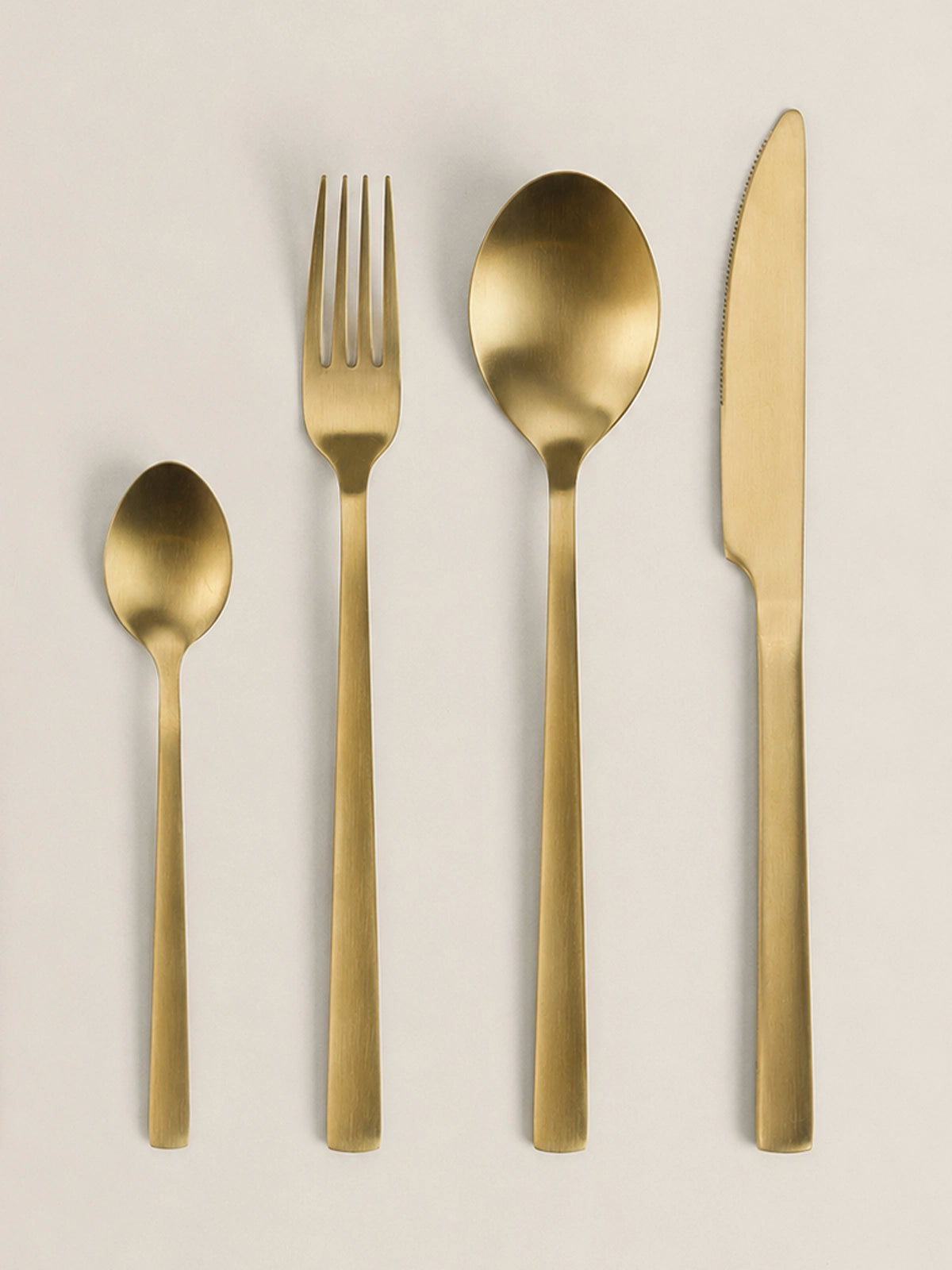 Cubertería Áurea de acero inoxidable dorado – 16 piezas