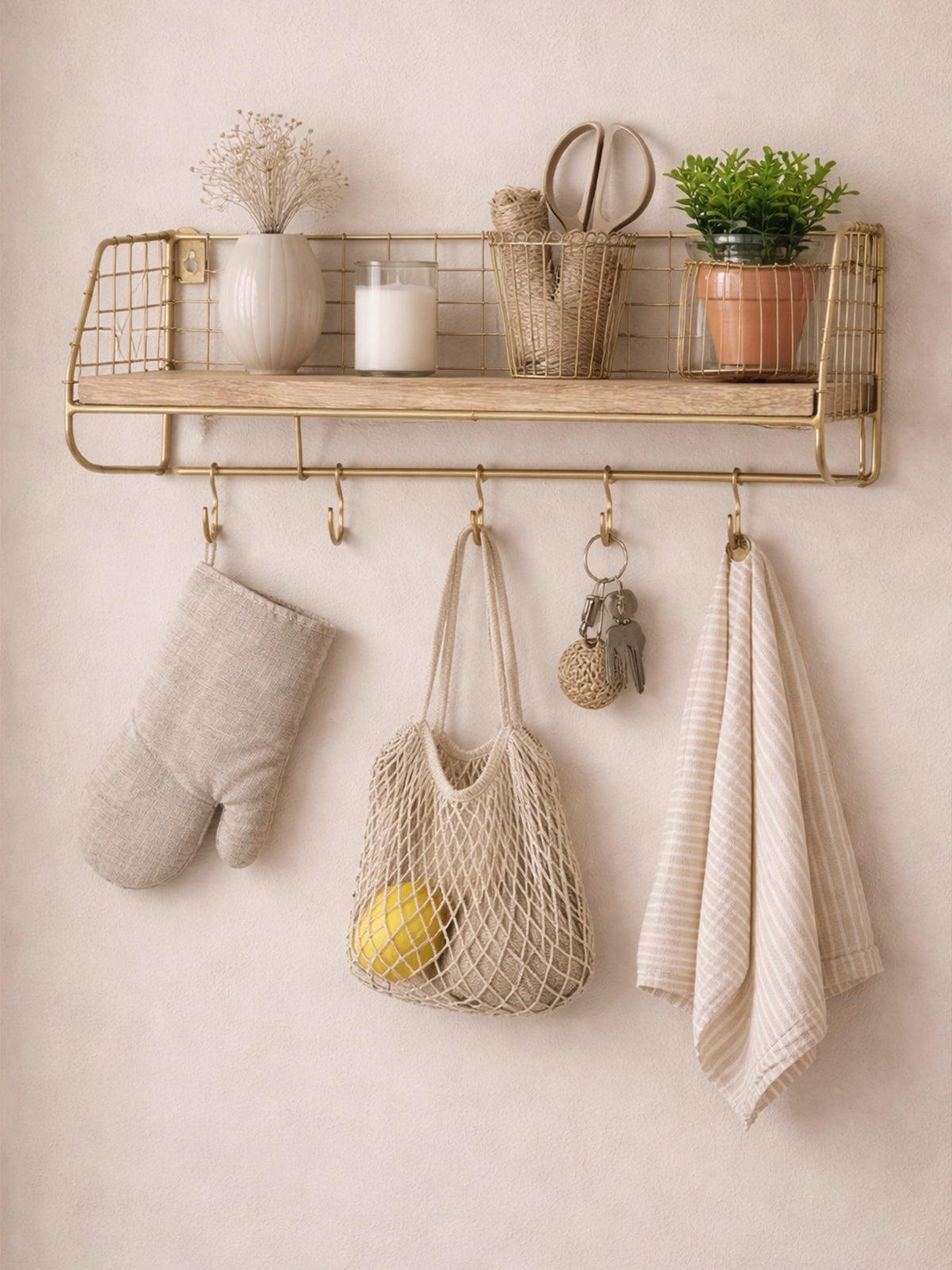 Estante colgador Loft de pared madera y metal dorado con ganchos