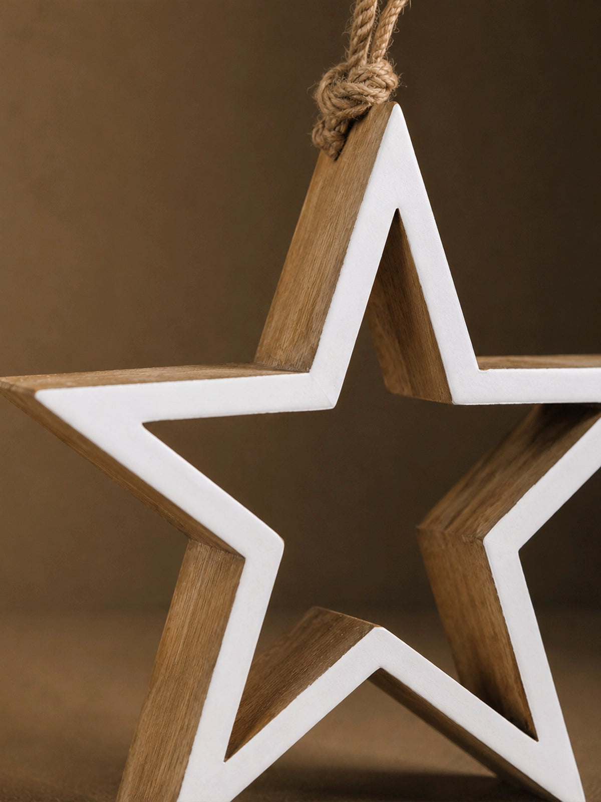 Estrella Colgante de Madera de Mango – Blanco y Natural 25 × 25 cm