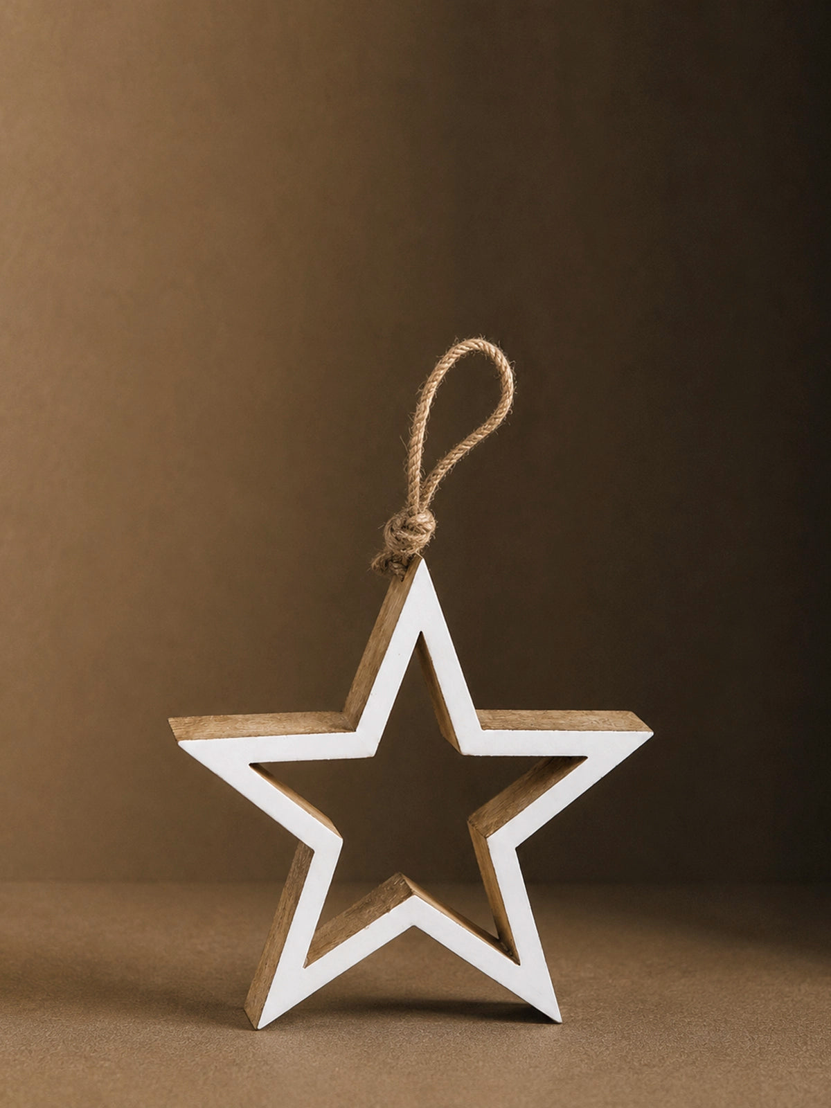 Estrella Colgante de Madera de Mango – Blanco y Natural 25 × 25 cm