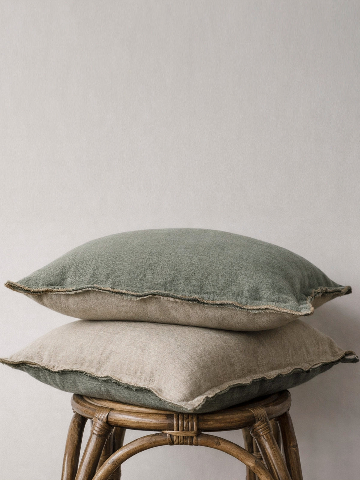 Funda de cojín de lino Siena verde oliva y beige 60 × 60 cm