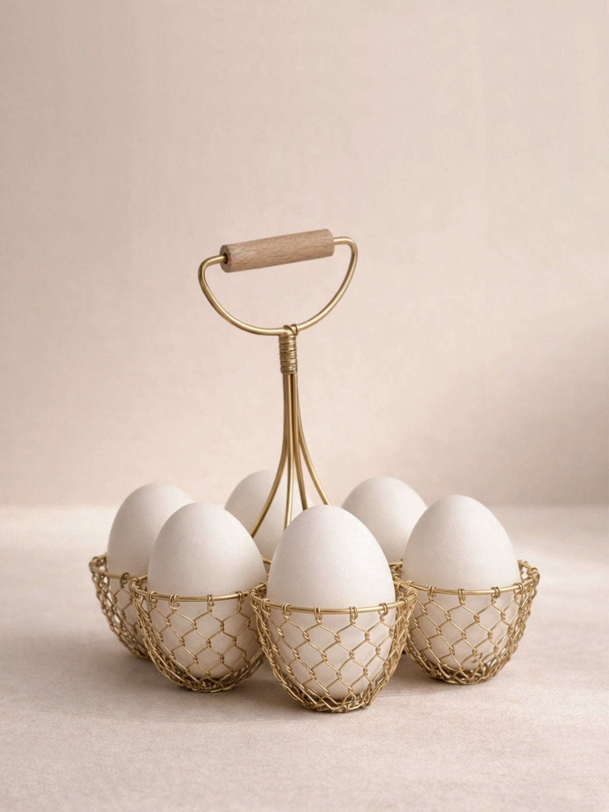 Huevera Doré metálica dorada para 6 huevos con asa de madera