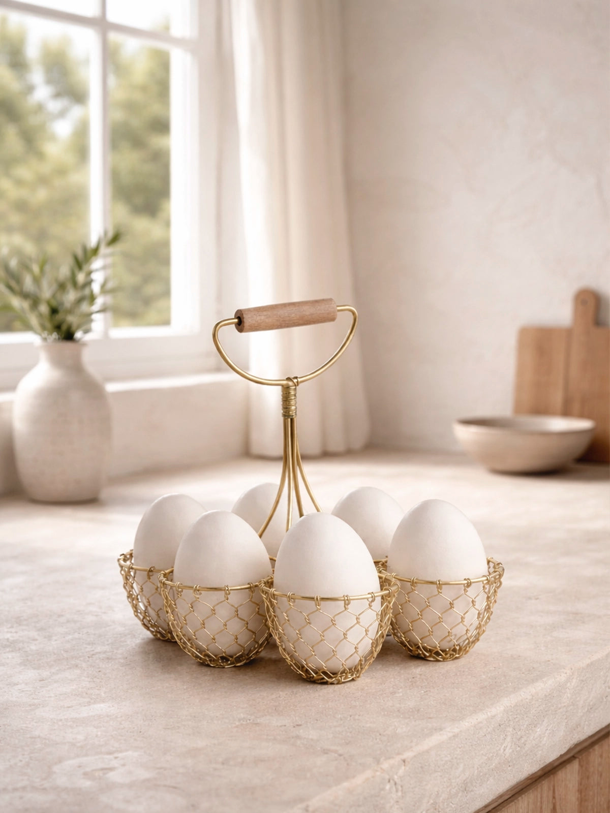 Huevera Doré metálica dorada para 6 huevos con asa de madera
