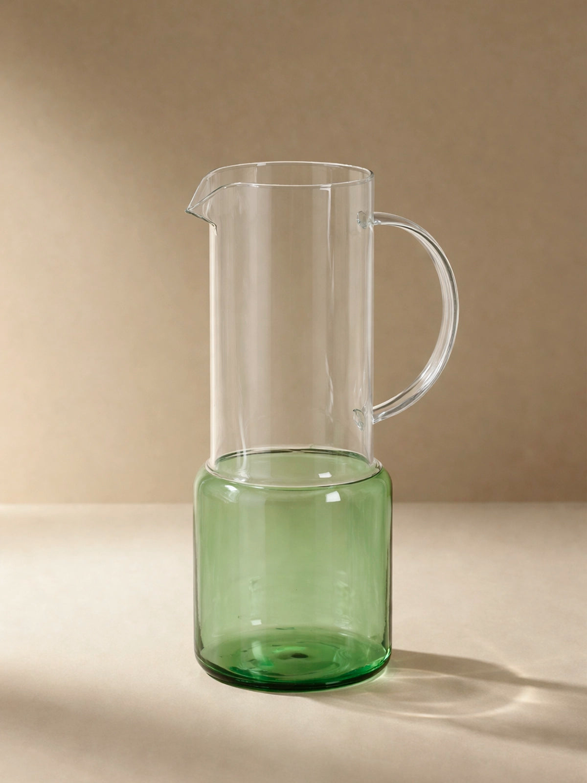 Jarra de cristal transparente con base verde
