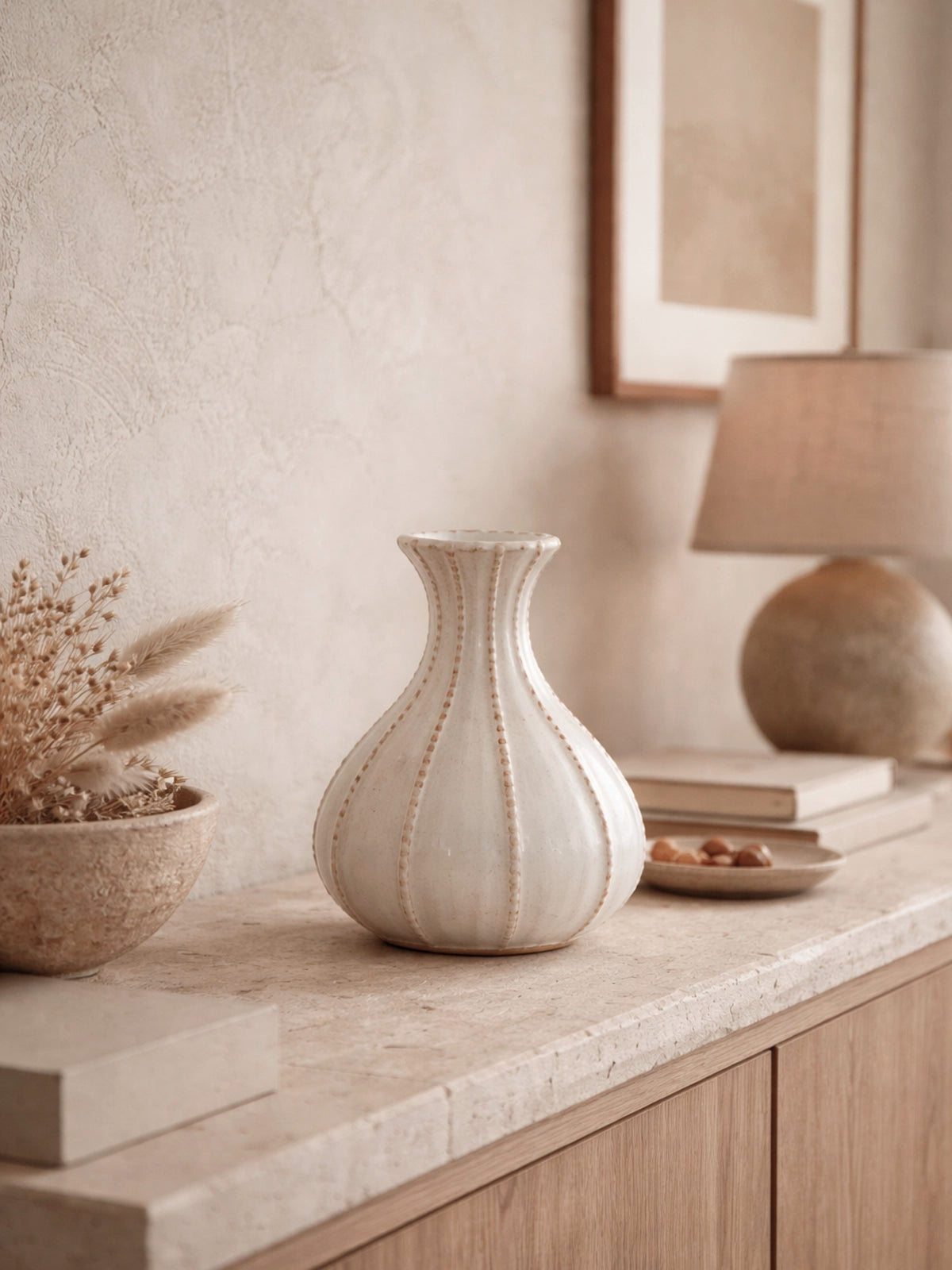 Jarrón Nara de gres beige decorativo 26,5 x 33,5 cm estilo natural
