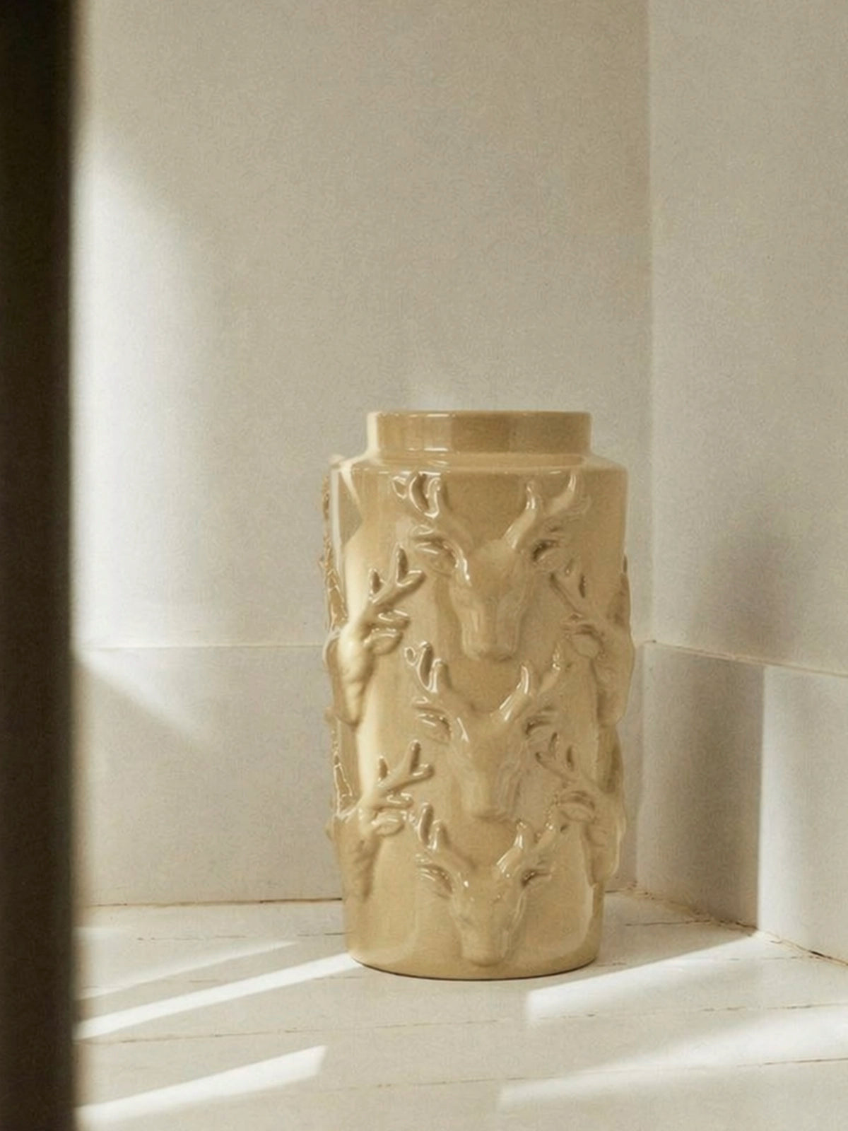 Jarrón Reno de Porcelana con Renos en Relieve – Beige 16,5 × 39,5 cm