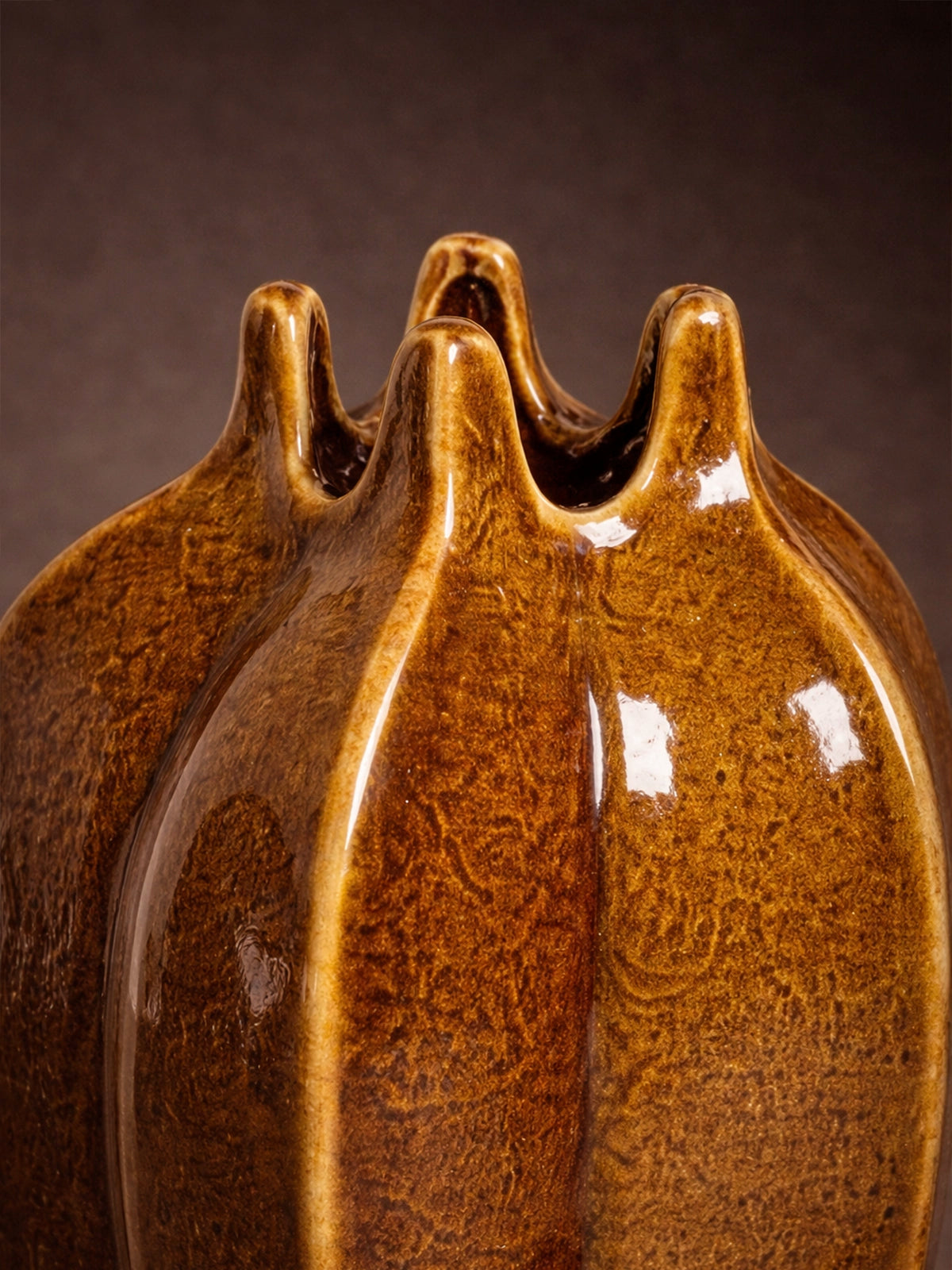 Jarrón Tulipa de porcelana mostaza marrón camel decorativo
