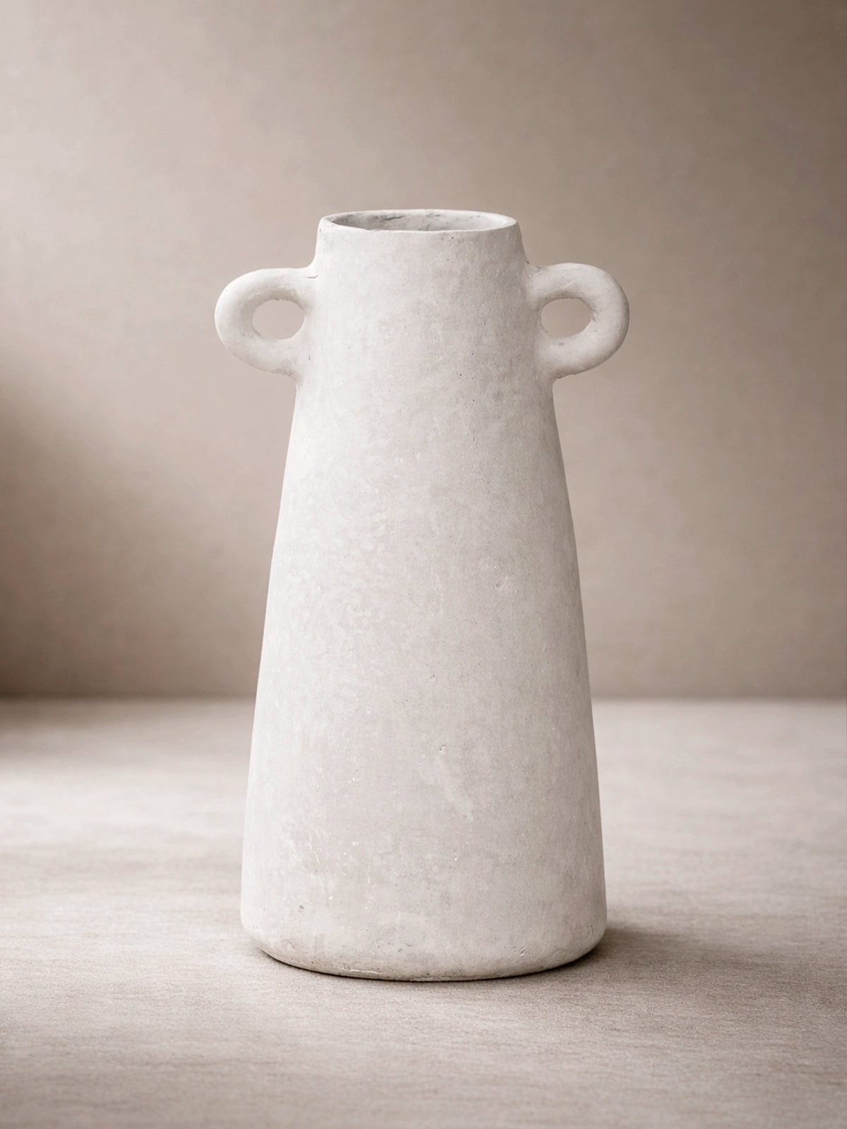 Jarrón Gea decorativo de papel maché sostenible 16x31 cm — jarrón artesanal en tonos neutros