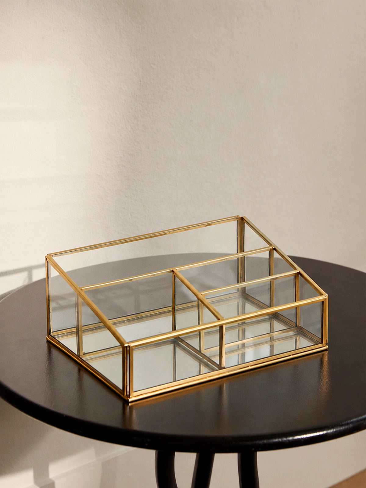 Joyero organizador de maquillaje dorado con espejo debajo