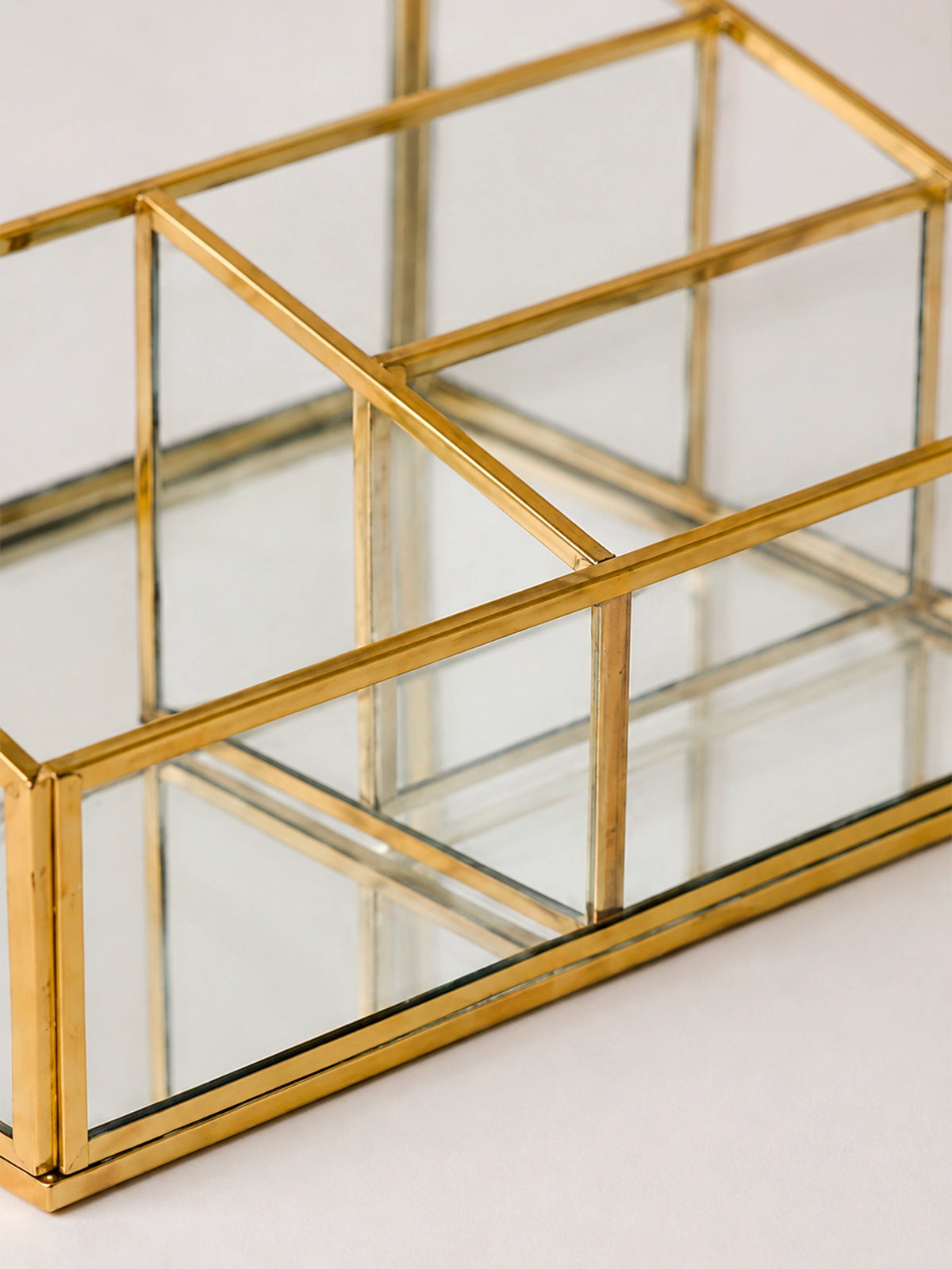 Joyero organizador de maquillaje dorado con espejo debajo
